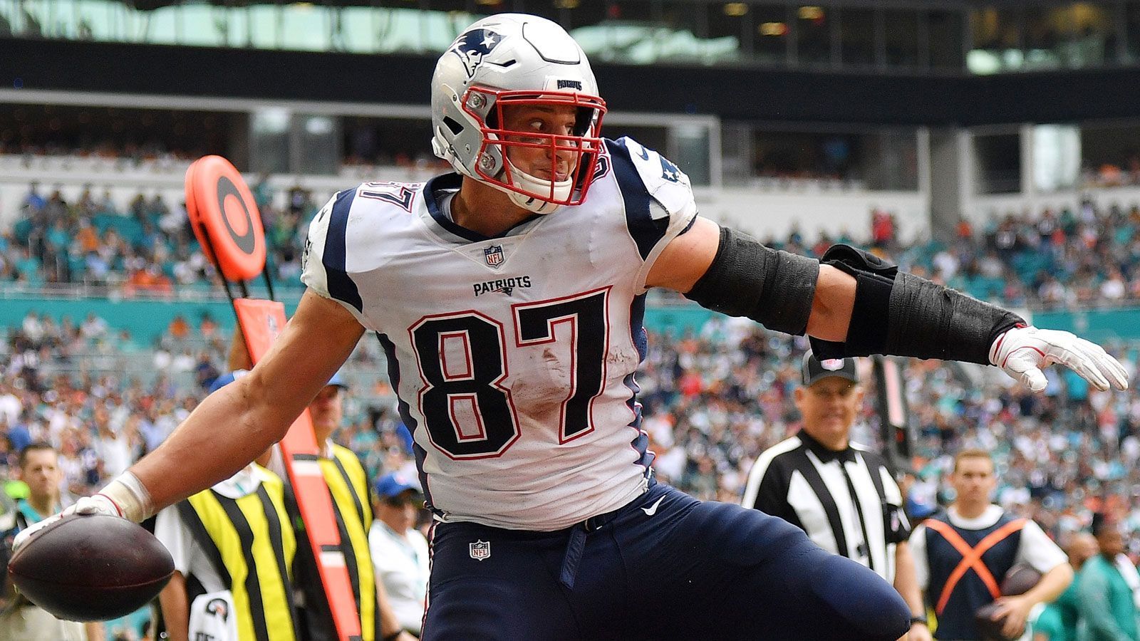 
                <strong>Rob Gronkowski (Tampa Bay Buccaneers)</strong><br>
                Kaum ist er wieder, könnte er auch schon bald wieder weg sein. Für die Chance, gemeinsam mit Tom Brady die Tampa Bay Buccaneers auf den Erfolgsweg zu führen, meldet sich Rob Gronkowski aus der Football-Rente zurück. Allerdings ist aus dem bereits 2012 im Voraus unterzeichneten Sechsjahresvertrag über 54 Millionen US-Dollar nur noch ein Jahr übrig. Während der Auszeit des Tight End hatte der Kontrakt geruht, die "Bucs" gaben lediglich einen Viertrunden-Pick für "Gronk" her. Nun muss der dreimalige Super-Bowl-Champion und fünfmalige Pro Bowler beweisen, ob er sich unter erschwerten Bedingungen wieder so in Form bringen kann, dass er der Franchise aus Florida direkt helfen kann. Sonst wird es wohl nur ein Intermezzo.
              