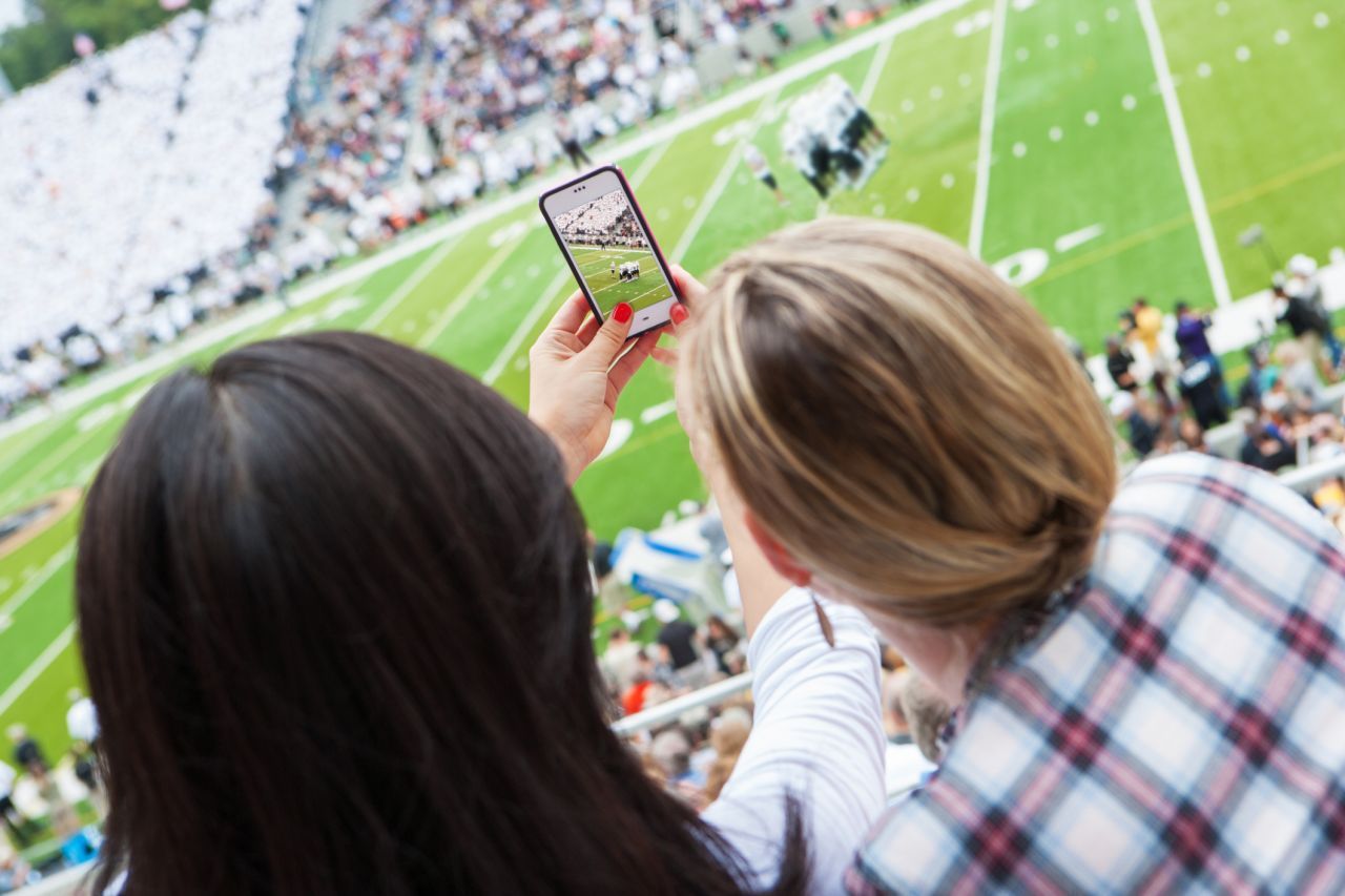 Südkorea: Hier gibt es bereits ein flächendeckendes 5G-Netz.  Sogar bei Stadionbesuchen oder Open-Air-Konzerten haben dort tausende Menschen stabilen Empfang.