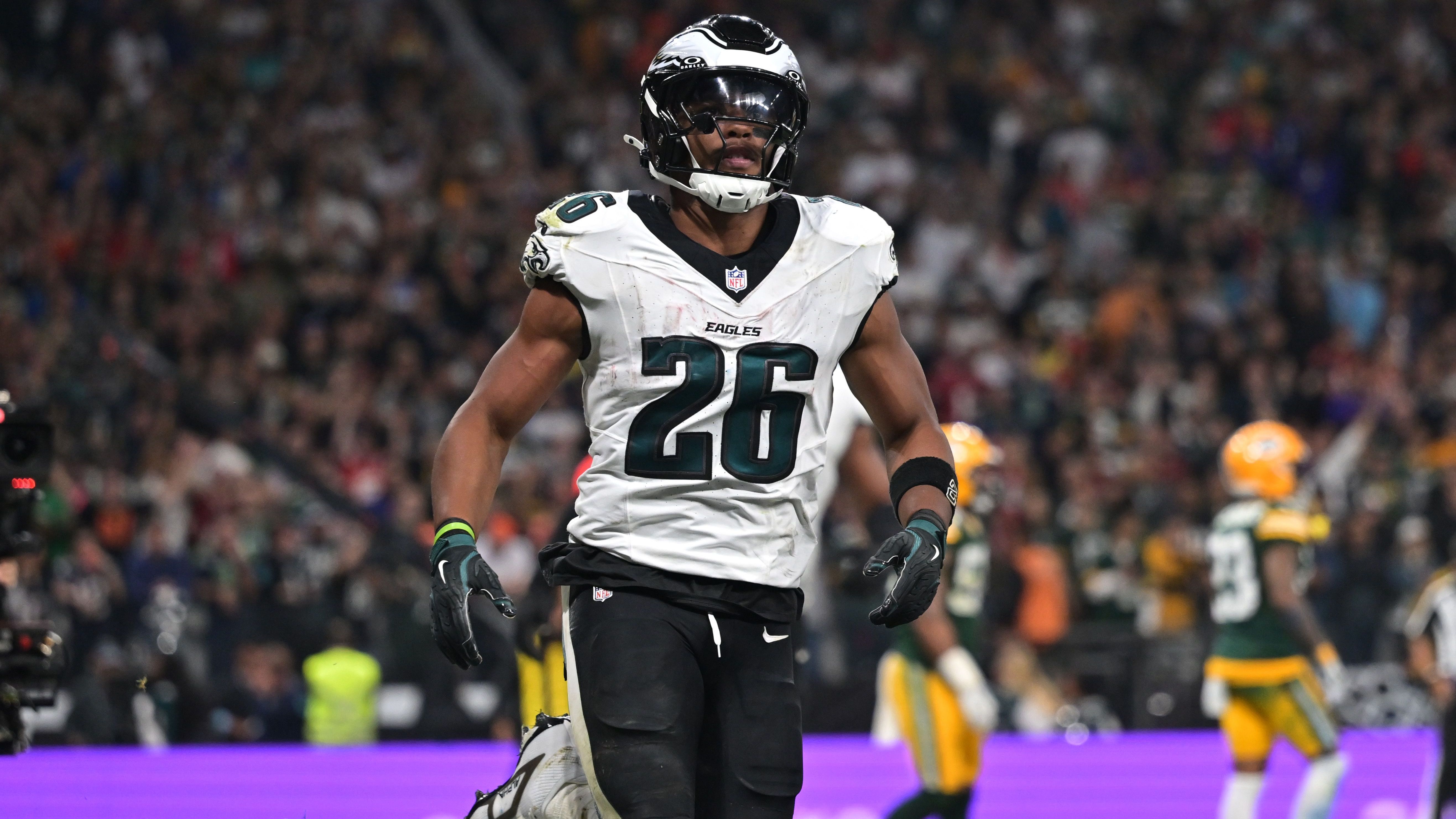 <strong>Week 1: Saquon Barkley (Philadelphia Eagles)</strong><br>Barkley-Show gegen die Green Bay Packers! Der Running Back der Philadelphia Eagles lieferte in seinem ersten Spiel für sein neues Team drei Touchdowns ab - geteilter Rekord in der Super-Bowl-Ära, denn drei Scrimmage Touchdowns beim Team-Debüt schaffte vorher nur Terell Owens 2004, ebenfalls für die Eagles.