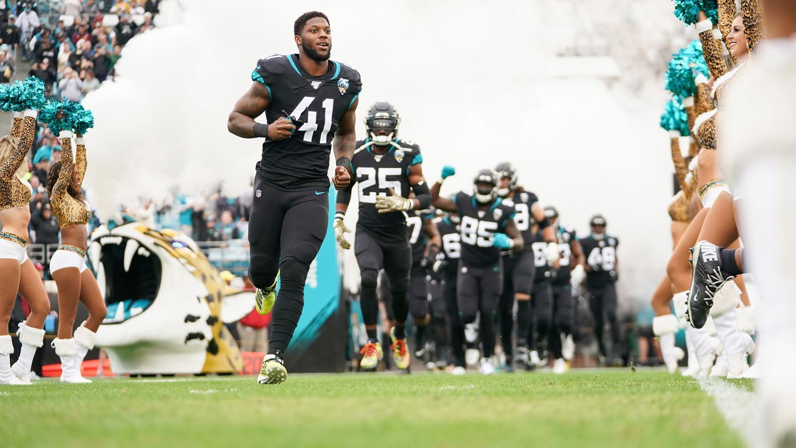 
                <strong>Jacksonville Jaguars: Josh Allen (Defense)</strong><br>
                Die Jaguars haben nahezu jeden talentierten Spieler abgegeben. Josh Allen wurde 2019 in der ersten Runde gedraftet und soll gemeinsam mit Myles Jack einer der Pfeiler für den Neuaufbau der Defense werden. Der Pass Rusher kam schon in seiner ersten Saison auf starke 10,5 Sacks und führte alle Rookies in dieser Statistik an. Ohne Calais Campbell und Yannick Ngakoue ist Allen der beste Pass Rusher des Teams.
              