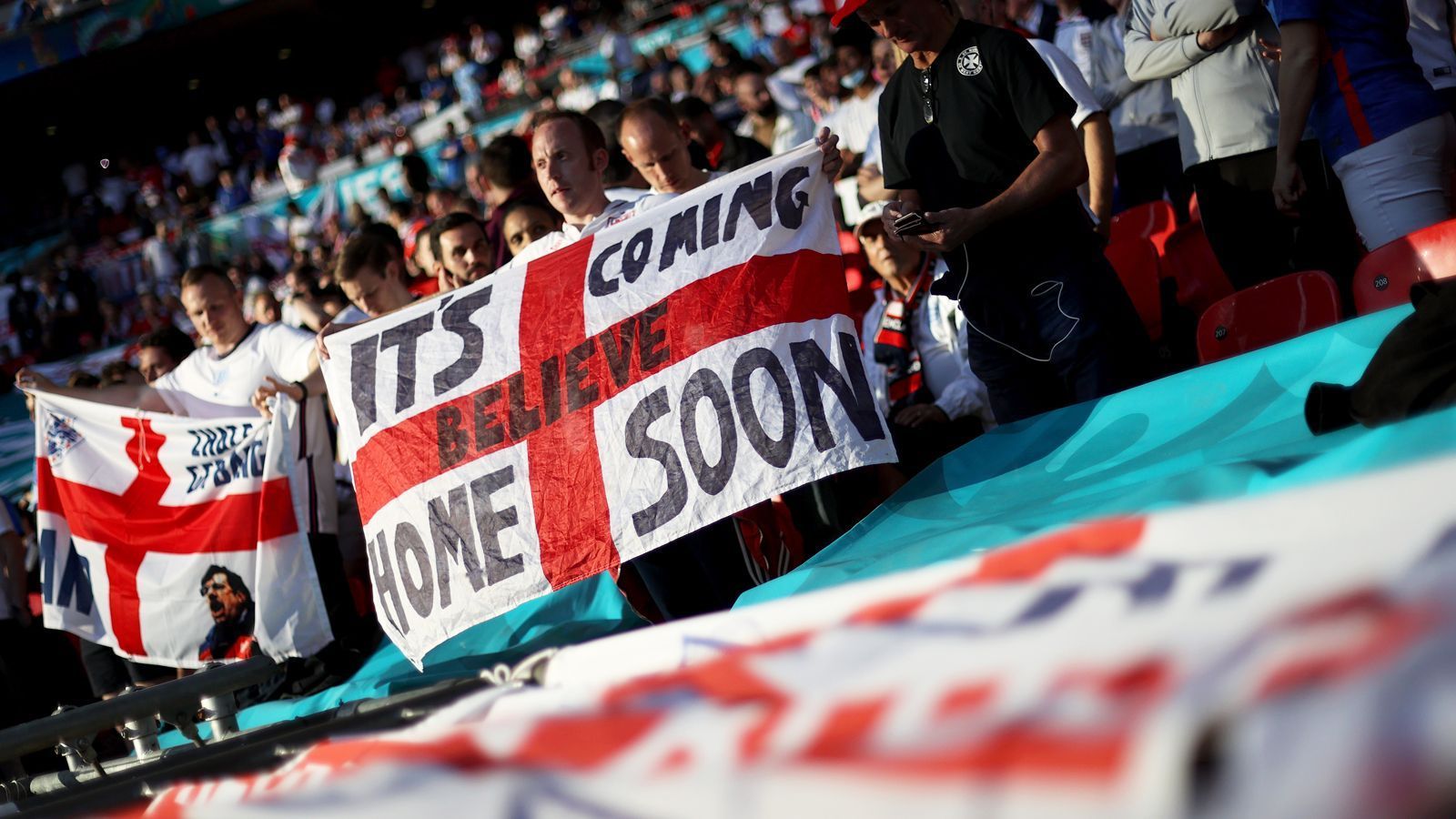 
                <strong>"Football's Coming Home" nervt nur noch</strong><br>
                England ist nicht nur das Mutterland des Fußballs, sondern auch Urheber von legendären Fußball-Songs. "You'll never walk alone" ist die Hymne schlechthin. Da kann "Football's Coming Home" schon mal nicht mithalten. Ist ja schön, wenn die englischen Fans die Nummer trotzdem immer wieder anstimmen, nach Hause zu kommen, ist was Tolles. Aber sorry, man kann es echt nicht mehr hören. Vor allem dann nicht, wenn englische Fans das Lied während des Halbfinals zwischen Italien und Spanien anstimmen, anstatt sich am geilen Spiel der beiden Teams zu erfreuen. Vor dem Viertelfinale in Rom schrieben englische Zeitungen "Football's coming Rome". Das soll bitte auch am Sonntag so sein.
              