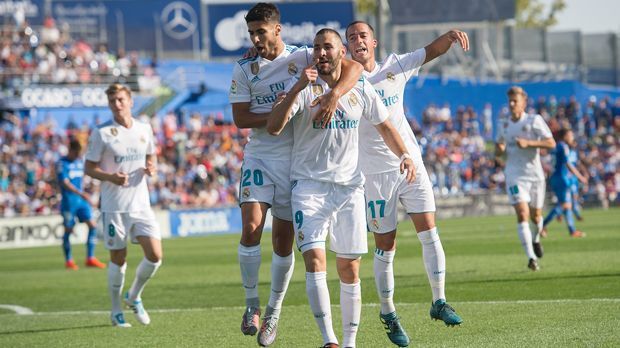 
                <strong>Platz 6 - Real Madrid (fünf Spiele, 13 Punkte, 10:4 Tore)</strong><br>
                Nach den unglaublichen Erfolgen mit Meistertitel und Champions League brauchte Real Madrid in der Saison 2017/18 offenbar etwas Zeit, um wieder in die Gänge zu kommen. Gerade in den letzten Wochen ging es für das Team von Coach Zinedine Zidane wieder aufwärts. In die Königsklasse startete Real mit sieben Punkten und auch in der Liga feierten die "Königlichen" zuletzt drei Siege in Serie. Mit dem kürzlichen 2:1-Erfolg bei Getafe konnten die Madrilenen dem Dauerrivalen FC Barcelona näher rücken. Der Rückstand auf den katalanischen Tabellenführer beträgt noch fünf Punkte. Mit Eibar, Girona und Las Palmas warten Gegner auf die Zidane-Elf, gegen die die eingeleitete Siegesserie durchaus ausgebaut werden könnte.
              