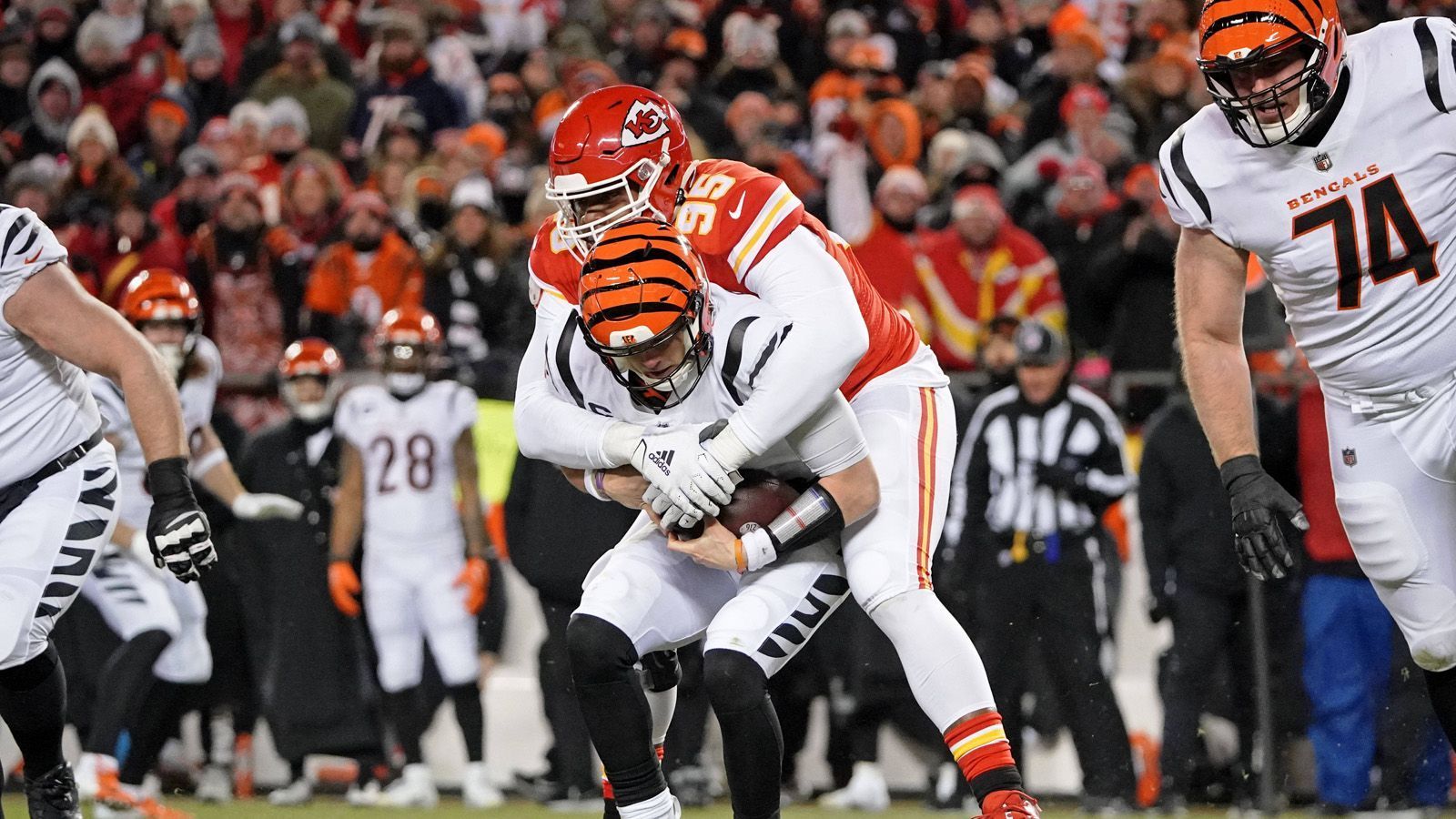 
                <strong>AFC Championship Game: Cincinnati Bengals at Kansas City Chiefs</strong><br>
                Für den Top-Seed der AFC, die Kansas City Chiefs, geht es im Rematch gegen die Cincinnati Bengals (jetzt live auf ProSieben und ran.de). Zuvor nahmen die Chiefs die Jacksonville Jaguars aus den Playoffs, Joe Burrow und Co. bezwangen die Buffalo Bills. Der Quarterback der Bengals verlor bisher noch keines seiner drei Duelle mit den Chiefs - gelingt Kansas nun die Revanche?
              