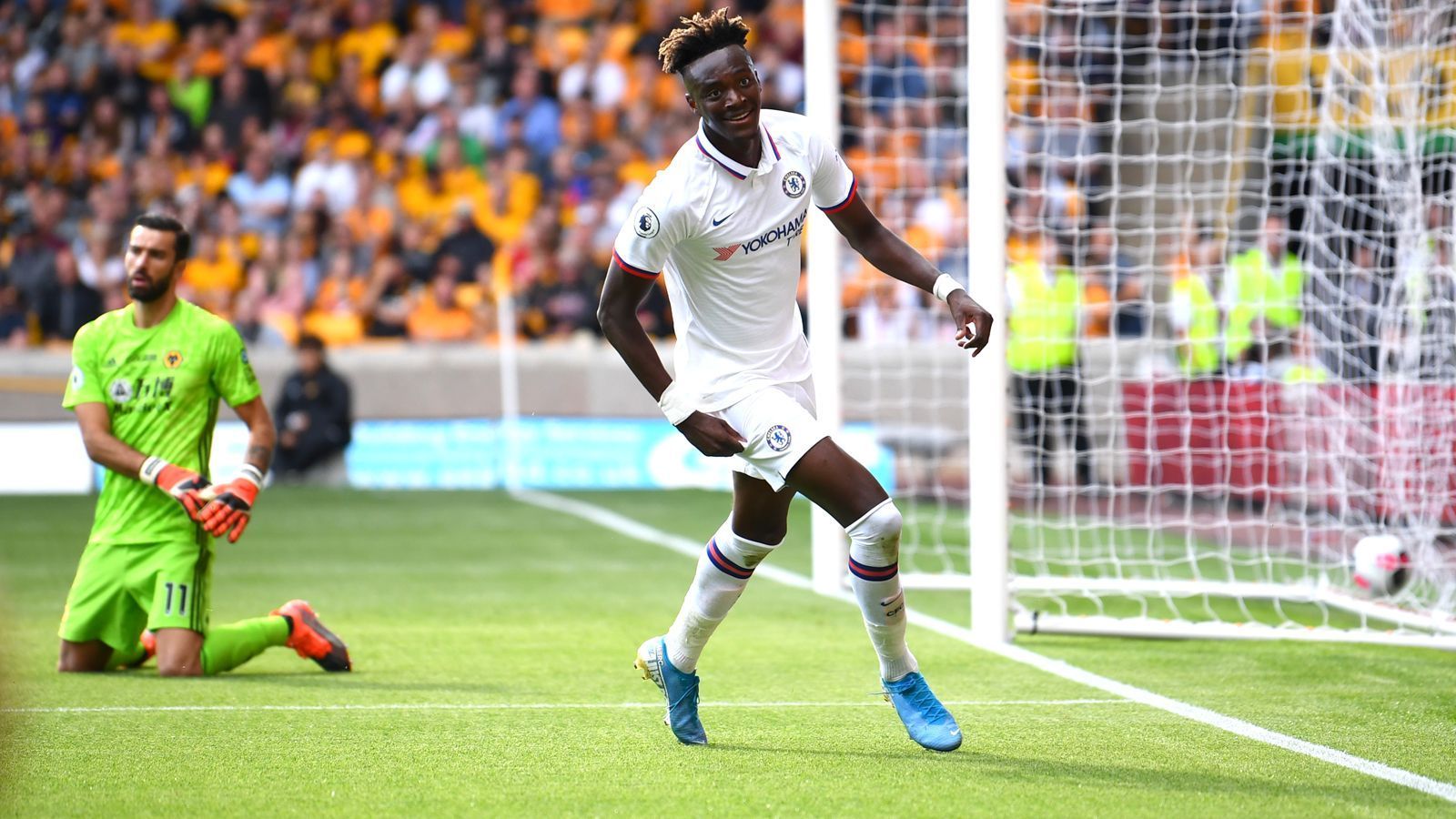 
                <strong>Tammy Abraham: Erster Spieler mit Dreierpack und Eigentor in einer Begegnung</strong><br>
                Den 5. Spieltag der Saison 2019/20 dürfte Chelseas Shootingstar Tammy Abraham wohl nicht so schnell vergessen. Der Stürmer erzielte als erster Premier-League-Profi überhaupt drei Treffer in einem Spiel, zudem unterlief dem Engländer mit nigerianischen Wurzeln in derselben Begegnung gegen Wolverhampton (5:2) auch noch ein Eigentor! (Quelle: Optajoe/twitter)
              