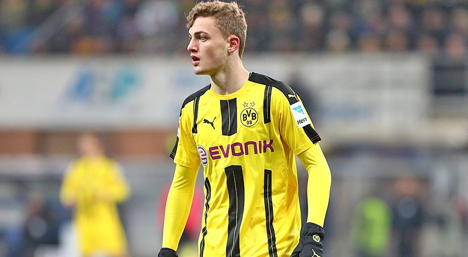 
                <strong>Linkes Mittelfeld: Jacob Bruun Larsen (Borussia Dortmund)</strong><br>
                Linkes Mittelfeld: Jacob Bruun Larsen (Borussia Dortmund):Larsen ist der wohl beste Spieler der U19-Junioren-Bundesliga. Der 18-jährige Däne ist schon fast unterfordert und das spiegeln die Zahlen wieder. 17 Spiele, 21 Tore und 13 Vorlagen. Kein anderer Spieler erreicht annähernd eine solche Bilanz. Beim 7:0-Sieg gegen den Wuppertaler SV knipste er allein fünf Mal! Im Sommer 2016 war er bereits mit Dänemark bei den Olympischen Spielen. Und doch wurde der Linksaußen, der 2015 für 270.000 Euro von Lyngby BK kam, jetzt gestoppt. Gegen den 1. FC Köln erlitt das BVB-Talent einen Mittelfußbruch - Saisonaus.  
              