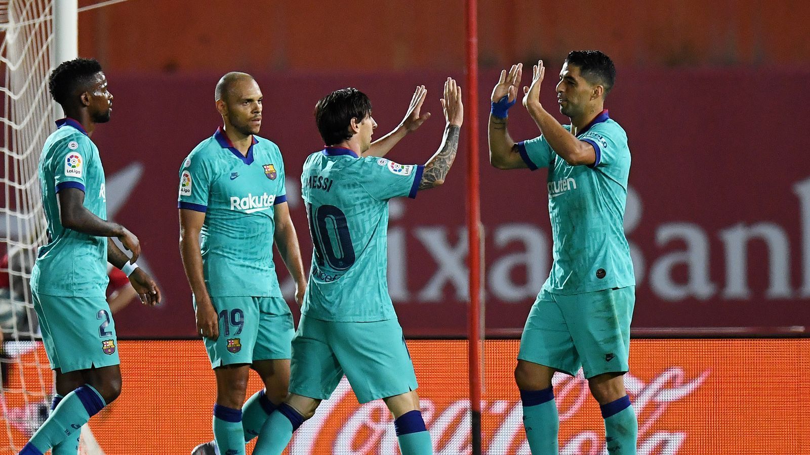 
                <strong>Lionel Messi knackt Torrekord</strong><br>
                Lionel Messi hat unmittelbar nach der Corona-Pause weiter an seinem Legenden-Status gearbeitet. Mit seinem Treffer zum 4:0 in der Nachspielzeit gegen RCD Mallorca erzielte Messi sein 20. Saisontor. Diese Marke erreichte der fünfmalige Weltfußballer zum 12. Mal in Folge, ein Wert, den niemand zuvor erreicht hat. Insgesamt hat Messi 439 Tore in 475 La-Liga-Spielen für Barca erzielt. Seine bisher beste Saison-Ausbeute gelang dem 32-Jährigen in der Saison 2011/12 mit 50 Toren in 37 Einsätzen.
              