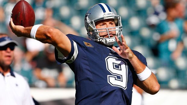 
                <strong>Tony Romo</strong><br>
                Kurios ist auch, wie lange manch anderer Quarterback brauchen würde, bis er auf Mannings Werte kommt. So müssten Jay Cutler und Tony Romo (Bild) bis 46 spielen, für Carson Palmer wäre ein Jahr eher Schluss. Bruder Eli und Joe Flacco würden im Alter von 43 Jahren Mannings aktuelle Rekordmarke brechen.
              