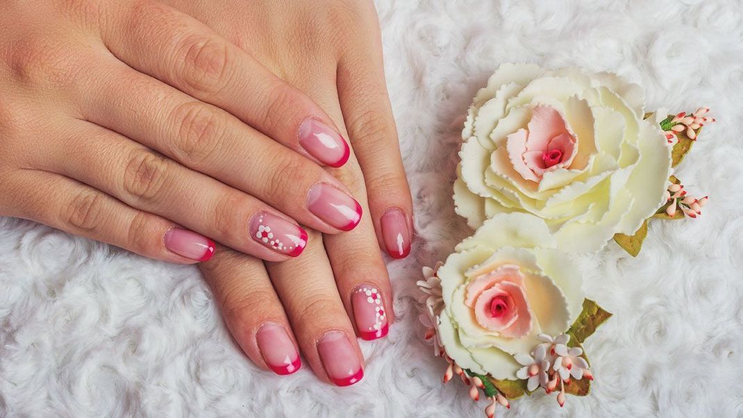 Es gibt unterschiedliche Looks und Styles von French Nails – wir haben die schönsten Designs für euch gesammelt und verraten dir, worauf es bei dieser Nail-Art ankommt!