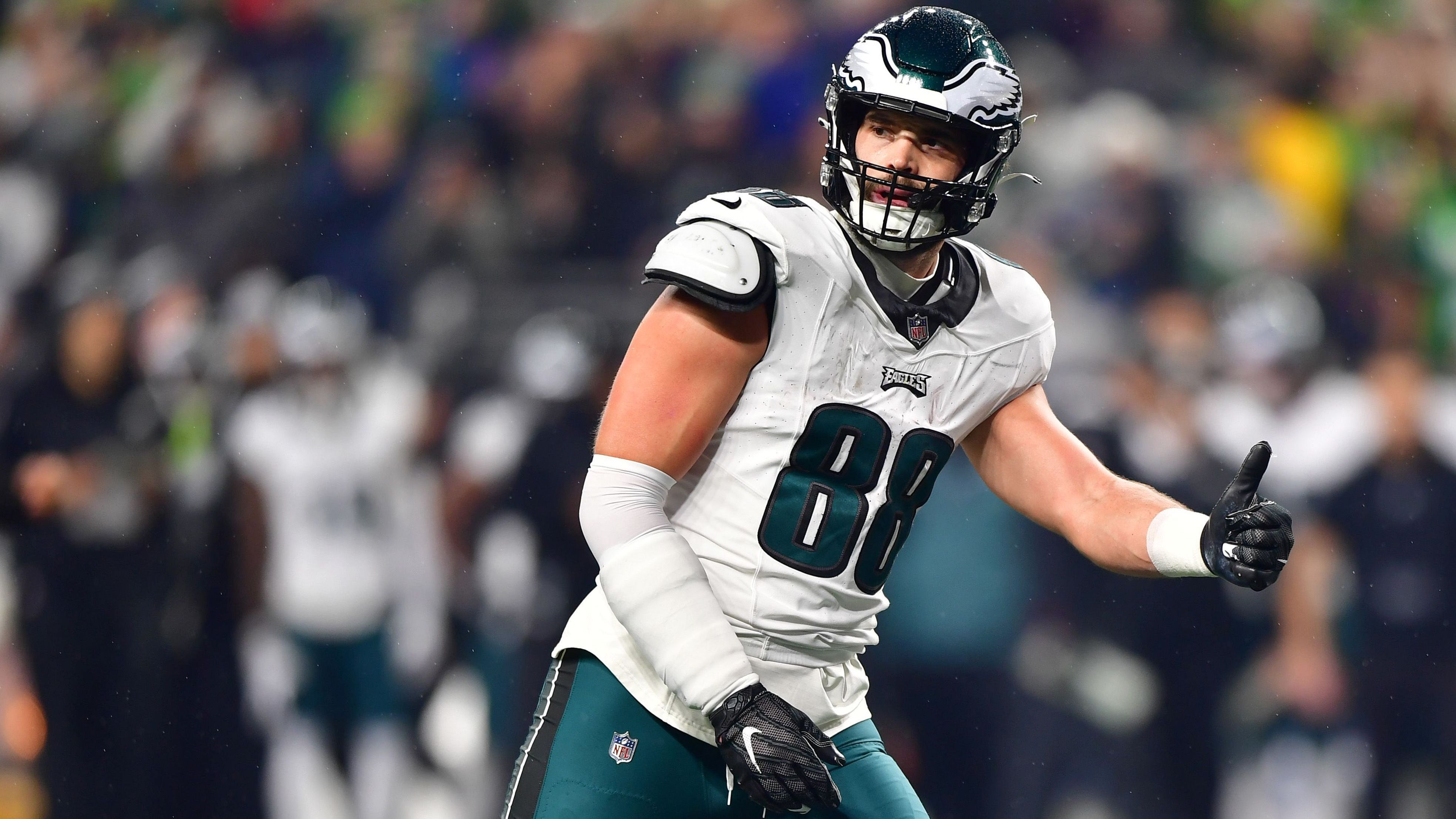 <em><strong>Dallas Goedert (Philadelphia Eagles)</strong><br>Die Zukunft von Dallas Goedert scheint geklärt. Nachdem zuletzt nicht klar war, ob der Tight End eine Karriere in Philadelphia fortsetzen willl, berichtet "NFL Network", dass er und die Eagles sich auf einen überarbeiteten Vertrag geeinigt haben. Zuletzt gab es auch Trade-Anfragen für den 30-Jährigen, der sich aber für "Philly" entschied, wo er seit dem Draft 2018 spielt. Die Konditionen sind noch nicht bekannt.</em>