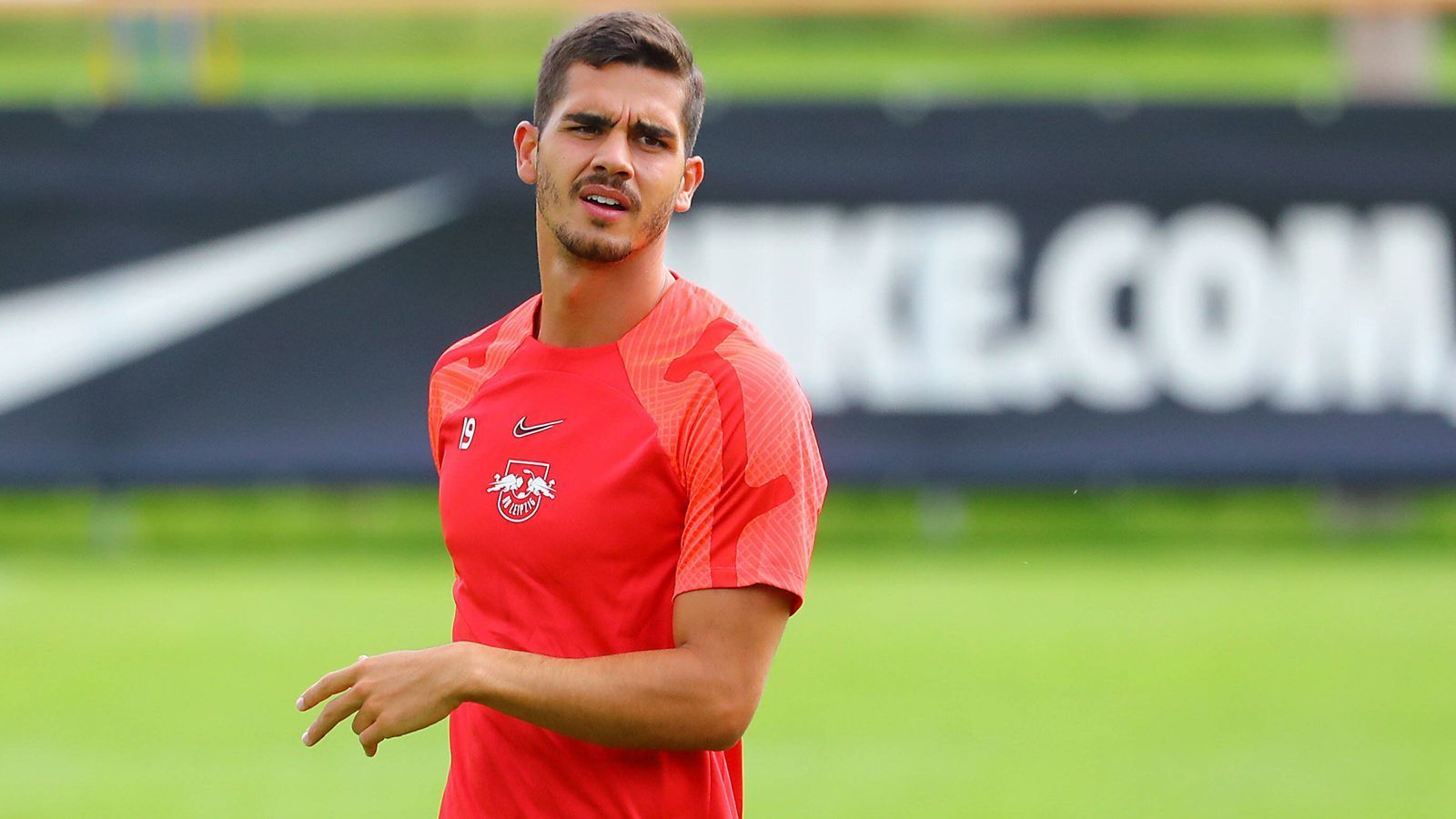 
                <strong>Andre Silva</strong><br>
                Elf Tore erzielte Andre Silva für RB in der vergangenen Bundesliga-Saison. Das kann der Portugiese besser, wie er in der Saison 2020/21 bei Eintracht Frankfurt bewiesen hat. Damals erzielte der 26-Jährige 28 Tore - ob Silva noch einmal an diese Marke herankommt?
              