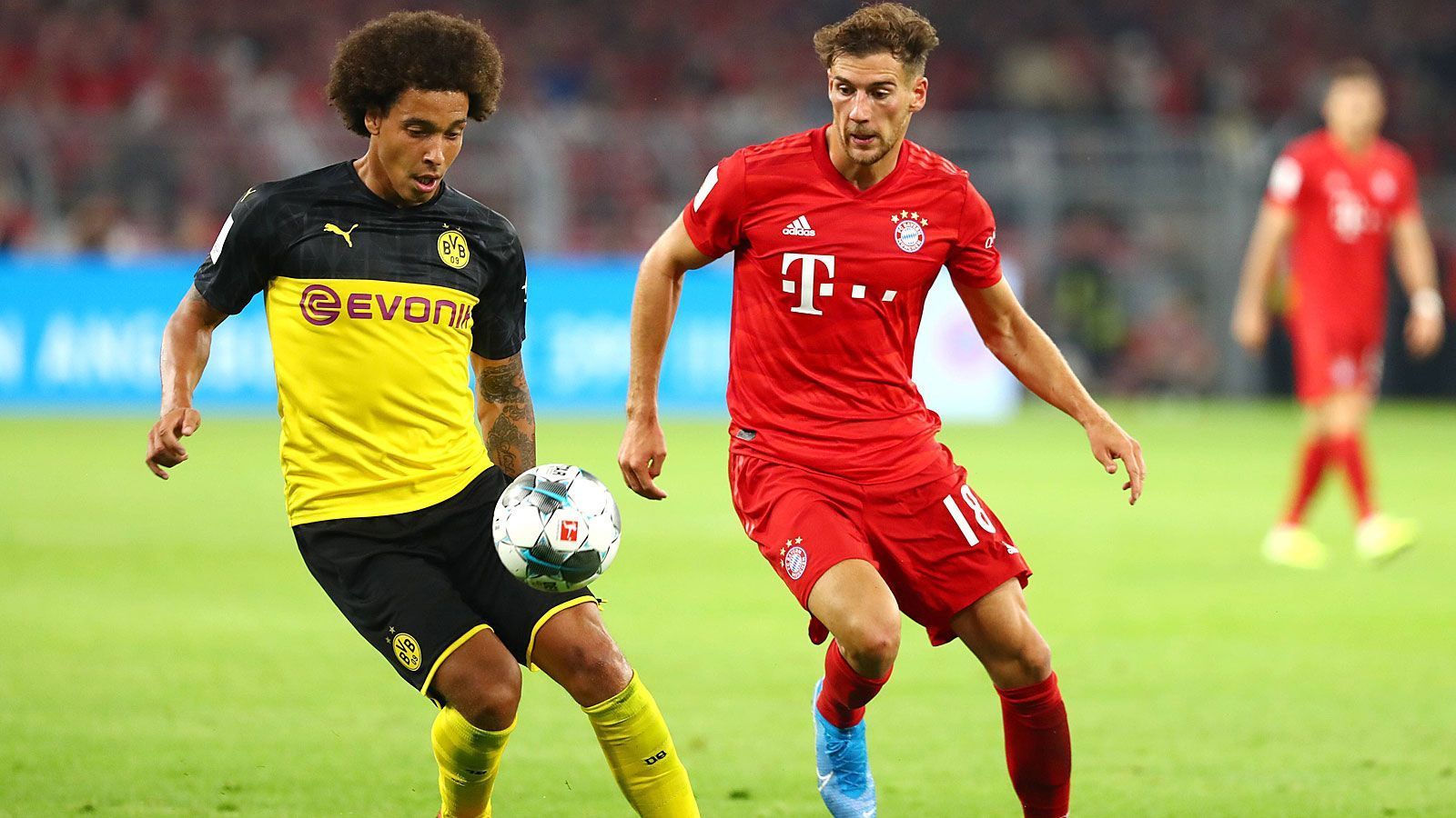 
                <strong>Linkes defensives Mittelfeld: Leon Goretzka vs. Axel Witsel </strong><br>
                Wegen einer Sprunggelenksverletzung sammelte Goretzka (r.) erst 29 Bundesliga-Minuten, gegen Piräus stand er wettbewerbsübergreifend zum dritten Mal in der Startelf. Der Ex-Schalker kann eigentlich noch nicht bei 100 Prozent sein, hat Filigrantechniker Thiago aber den Rang abgelaufen. Ihm gegenüber steht mit Witsel der Taktgeber im Dortmunder Spiel, der immense Erfahrung aus Topspielen mitbringt. Wobei der Routinier noch nicht an seine überragende Form der vergangenen Hinrunde heranreicht. Dennoch geht der Punkt an den Belgier: 4:4.
              