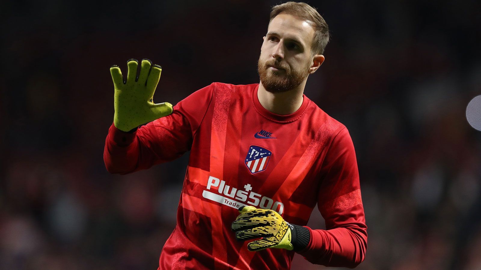 
                <strong>Torhüter Jan Oblak als gewohnt sicherer Rückhalt</strong><br>
                …denn Jan Oblak hält schon seit Jahren den Kasten der "Colchoneros" sauber. Der Torhüter, der 2014 als "No Name" von Benfica Lissabon verpflichtet wurde, kann auf eine unfassbare Statistik blicken: In 195 LaLiga-Spielen fing der slowenische Nationalkeeper lediglich 122 Gegentore, spielte bereits 108 Mal zu Null. Auch in den internationalen Wettbewerben bewahrte er in mehr als 50 Prozent aller Spiele eine "Weiße Weste". "Ich schaue nicht auf die Zahlen, möchte aber natürlich weiter versuchen, die Null zu halten", sagte Jan Oblak, nachdem er die 100 Zu-Null-Spiele erreichte. Ein kompletter Torhüter, der in Madrid noch bis 2023 unter Vertrag steht. Der Klub soll im Sommer eine Anfrage des FC Chelsea abgelehnt haben. Warum sollte man eine solche Bank auch abgeben?
              