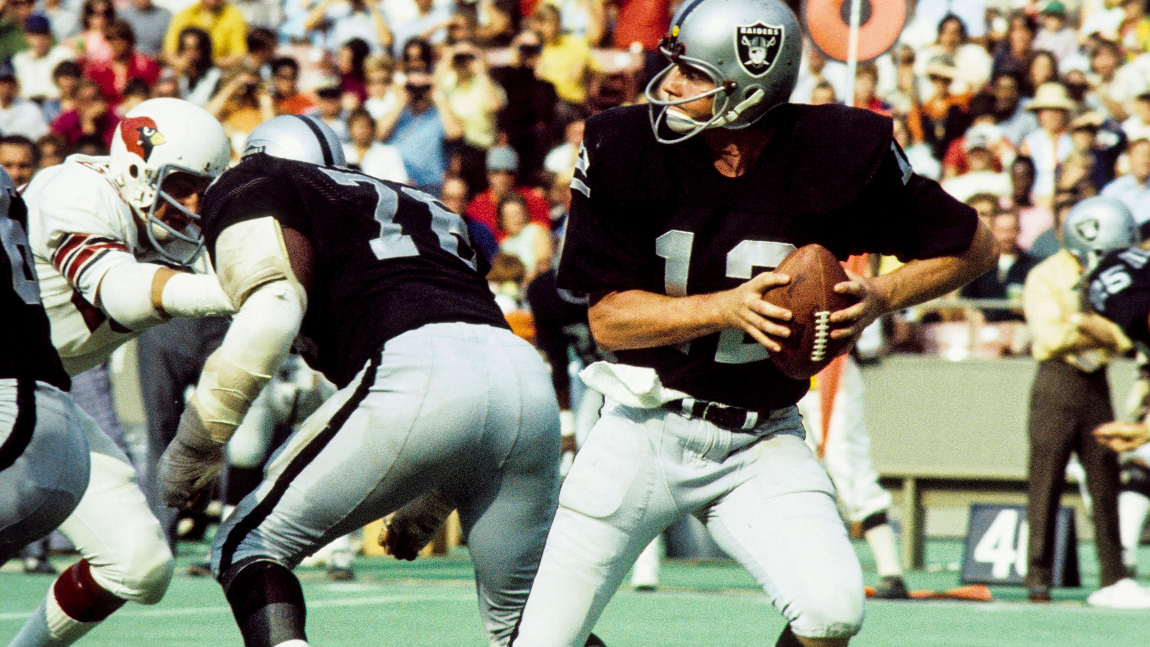 <strong>Forward Fumble</strong><br>Wir schreiben den 10. September 1978. Der Tag des "Holy Roller", oder auch als "The Immaculate Deception" bekannt. Ein kontroverser Spielzug, der den Oakland Raiders am Ende den Sieg brachte – und eine Regeländerung nach sich zog. Mit noch zehn Sekunden auf der Uhr und einem Sechs-Punkte-Rückstand fumblete Raiders-QB Ken Stabler den Ball nach vorne.