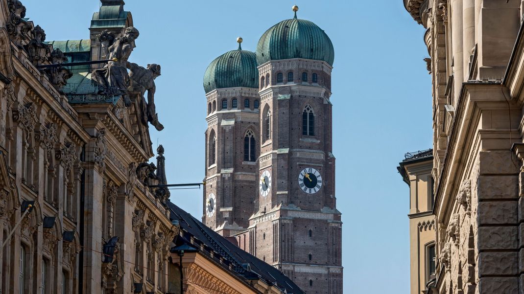 Münchner Frauenkirche: Offiziell heißt sie „Dom zu Unserer Lieben Frau“. Als Sitz des Erzbischofs von München und Freising ist sie offiziell eine Kathedrale. Von einem Bischof wird erwartet, dass er in seiner Kathedrale auch regelmäßig selbst Gottesdienste abhält – an hohen Feiertagen zum Beispiel. 