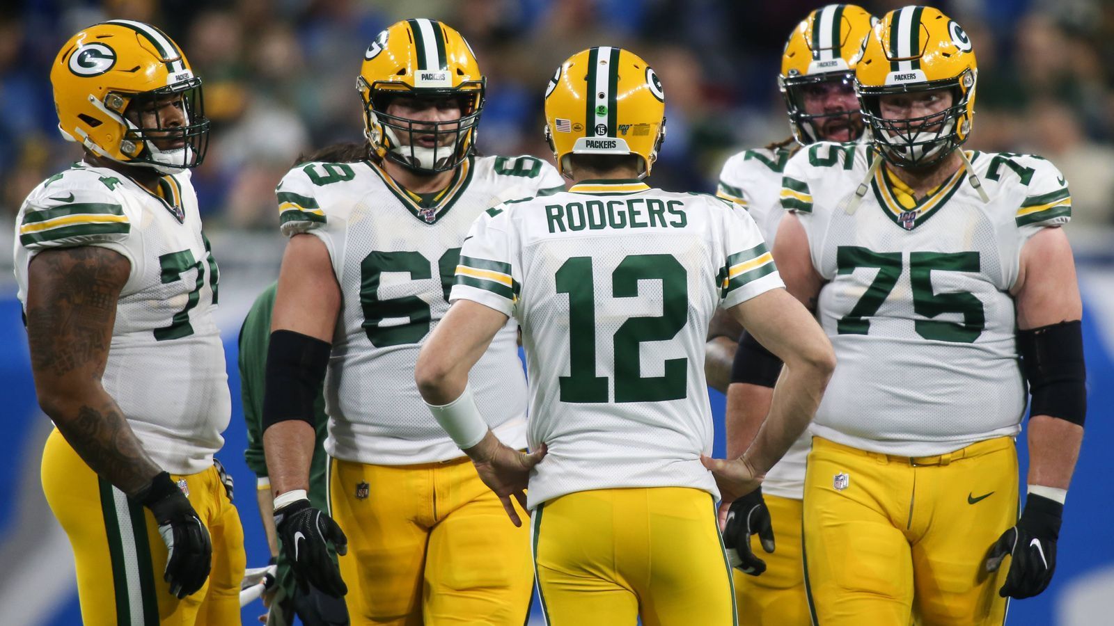 
                <strong>Platz 4: Green Bay Packers (13-3, letzte Woche Platz 4) </strong><br>
                Vor Saisonstart stellte sich die Frage, ob Aaron Rodgers mit dem innovativen System des neuen Head Coaches Matt LaFleur harmoniert. 13 Siege später lässt sich festhalten: Ja, es funktioniert. Mit einem starken Saisonfinish von fünf Siegen in Folge sicherten sich die "Cheeseheads" die Bye-Week. Nun empfangen sie die Seattle Seahawks in der "Kältekammer" des Lambeau Fields. Den Gegner erwarten nicht nur Minusgrade, sondern auch eine schwer zu bespielende Mannschaft – zumindest wenn Rodgers zu seiner Souveränität zurückfindet. In zwei der letzten drei Spiele brachte er weniger als 50 Prozent seiner Pässe an den Mann. 
              