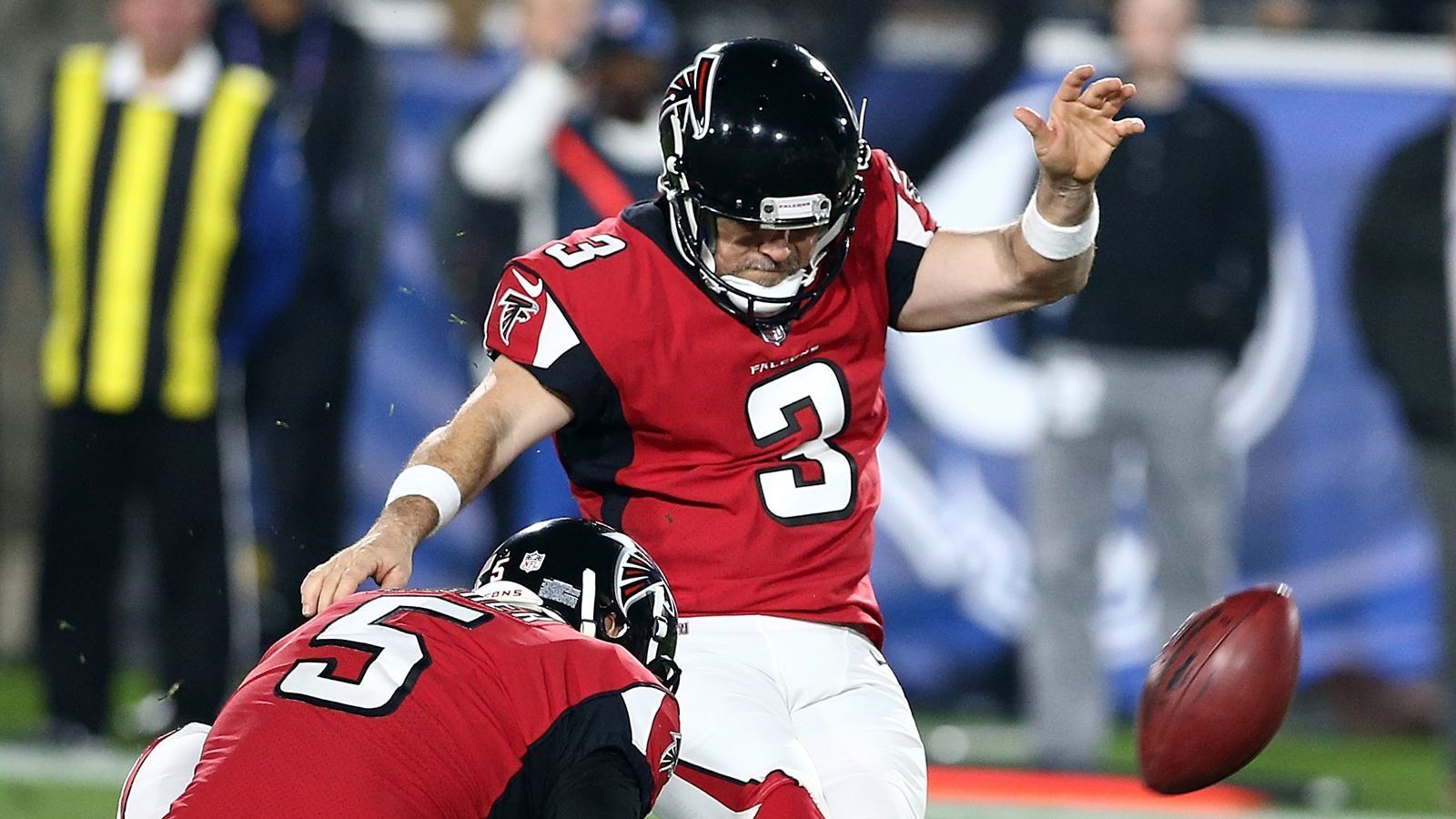 
                <strong>Matt Bryant (Atlanta Falcons): seit 2004</strong><br>
                Kicker können auch in ihren 40ern noch in der NFL aktiv sein, das beste Beispiel dafür ist die Nummer eins auf dieser Liste. Bevor Matt Bryant 2009 bei den Atlanta Falcons unterkam war er bereits bei den Cowboys, Colts, Dolphins, Buccaneers und Falcons aktiv. Zwischenzeitlich spielte der 43-Jährige übrigens auch in Deutschland. 2002 war er für Frankfurt Galaxy in der NFL Europe aktiv. 
              