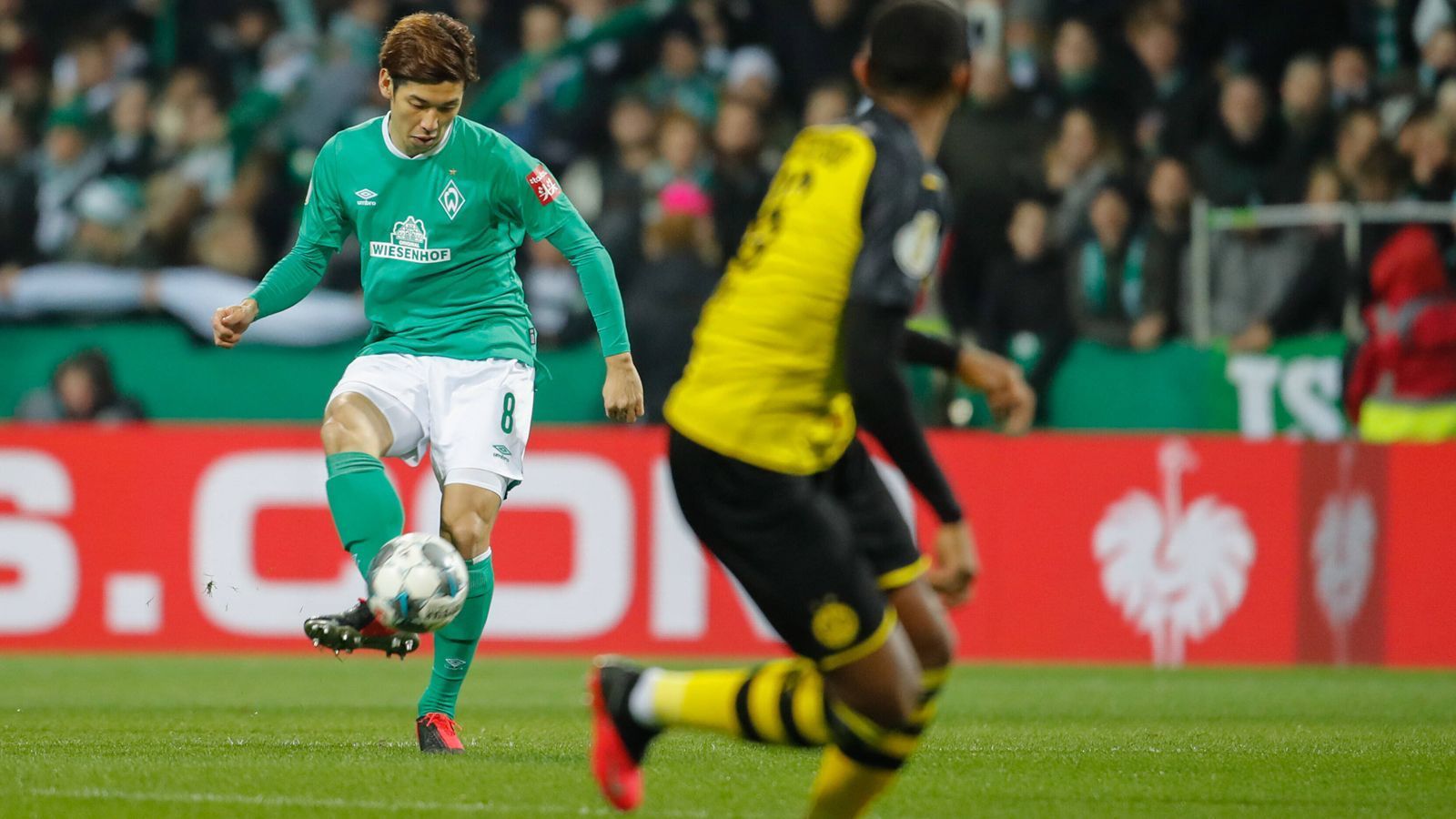 
                <strong>Yuya Osako (SV Werder Bremen)</strong><br>
                Über ihn laufen die schnellen Konter, sehr präsent im Mittelfeld, mit gutem Auge als Ballverteiler. Sorgt immer wieder für Gefahr, ist aber auch fehlerhaft in den Zuspielen. Zucker sein Pass in die Spitze auf Rashica vor dem 3:1. ran-Note: 3
              