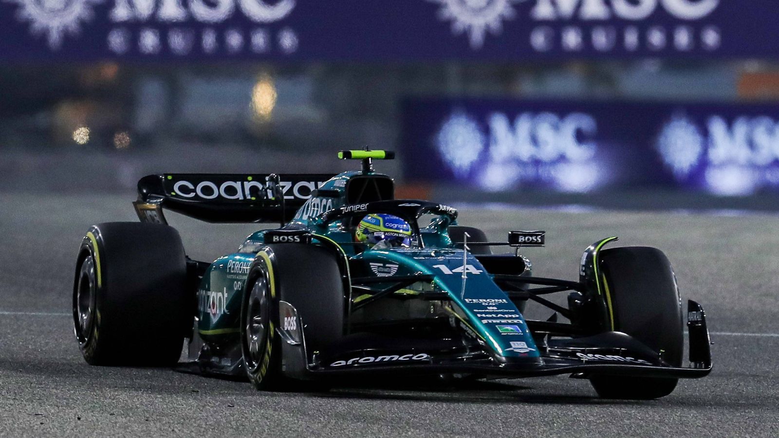 
                <strong>3. Aston Martin</strong><br>
                Das "Dark Horse" der Formel 1. Aston Martin wird 2023 viel zugetraut, da am Auto einige Änderungen vorgenommen wurde. "Ich denke, das Team hat eine Menge Fortschritte gemacht. Wir haben das Auto von neuen Leuten entwerfen lassen, 95 Prozent des Autos sind neu", sagte Altstar Fernando Alonso, der den zurückgetretenen Sebastian Vettel ersetzt. Aston Martin machte bei den Tests einen so guten Eindruck, dass eine Überraschung nicht unmöglich erscheint.
              