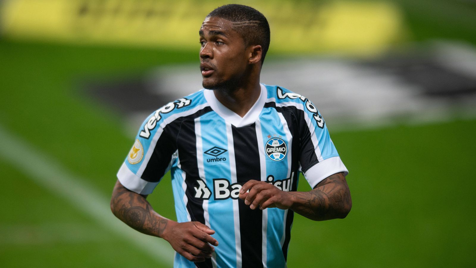 
                <strong>Douglas Costa (Gremio Porto Alegre)</strong><br>
                Nach elf Jahren in Europa zog es im Mai 2021 den damaligen Bayern-Leihspieler Douglas Costa ebenfalls zurück in seine brasilianische Heimat. Der 30-Jährige kehrte nach der ernüchternden Leihe bei den Münchnern nicht zu seinem Stammverein Juventus Turin zurück, sondern heuerte bei Gremio Porto Alegre an. "Er machte enorme finanzielle Zugeständnisse gegenüber dem, was er in Europa bekommt. Wir haben unser Angebot ein wenig verbessert und sind uns daher sehr nahe gekommen", sagte Gremios Vize-Präsident Marcos Hermann anlässlich der Costa-Rückkehr bei "Globoesporte". Bevor der Flügelstürmer Anfang 2010 zu Schachtjor Donetsk wechselte, begann er seine Profi-Laufbahn bereits bei Gremio. 
              