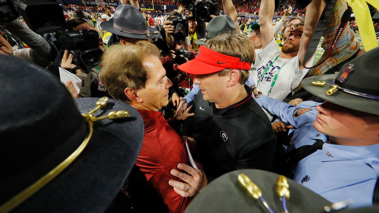 
                <strong>Coaching</strong><br>
                Nick Saban ist die Trainer-Legende im College Football. Kein Trainer gewann mehr Titel (7) als er. Seit 2007 steht er in Alabama an der Seitenlinie und bildete in dieser Zeit einen NFL-Spieler nach dem anderen aus. Auf der Gegenseite ist Kirby Smart noch relativ neu im Geschäft, übernahm 2016 in Georgia seinen ersten Head-Coaching-Posten. Zuvor war er von 2008 bis 2015 der Defensive Coordinator in Alabama und reifte unter Saban zum Top-Trainer. Beide verbindet eine Freundschaft, doch Saban kennt gegen seine ehemaligen Mitarbeiter keine Gnade und steht gegen jene, die woanders Head Coach wurden, bei einer Bilanz von 26-1. Einzig Jimbo Fisher (Texas A&M) konnte diese Phalanx durchbrechen. Punkt für Alabama - 4:3.
              