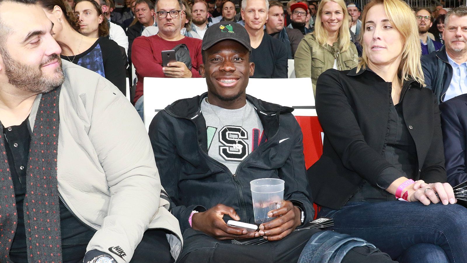 
                <strong>Alphonso Davies kommt in München an</strong><br>
                Hi, Mister Davies! Der Neuzugang aus der Major League Soccer hat sich in den vergangenen Wochen in München eingelebt. Gleich zu Beginn besuchte er ein Spiel der Bayern-Basketballer. Obwohl Alphonso Davies erst seit Jahresbeginn spielberechtigt ist, trainierte er bereits vorher fleißig mit seinen Teamkameraden. ran.de zeigt die außergewöhnliche Geschichte des Teenagers. 
              