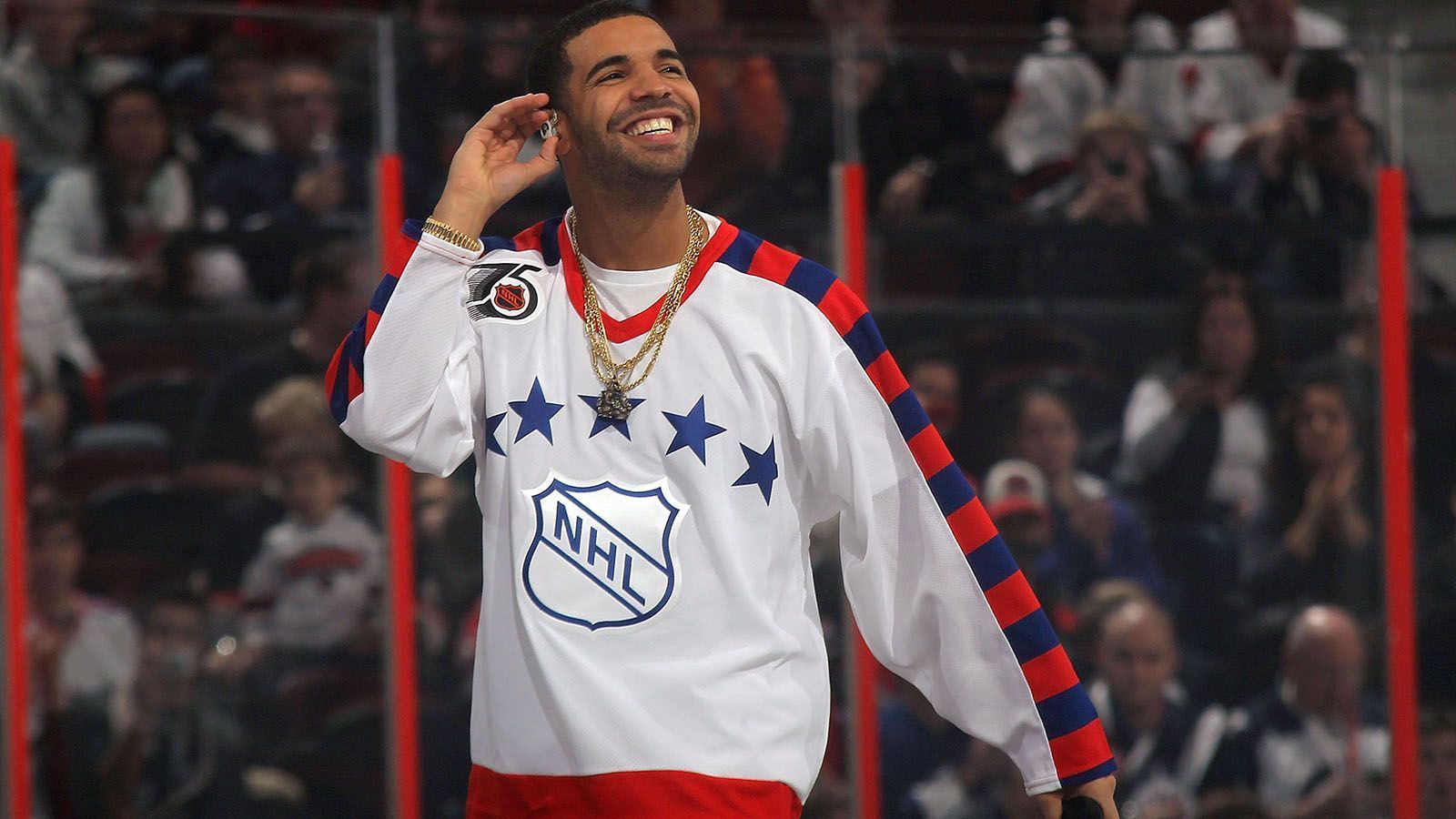 
                <strong>Drake </strong><br>
                Rap-Ikone Drake hat früher selbst Eishockey gespielt und ist natürlich Toronto Maple Leafs-Fan. Schließlich ist der Kanadier in Toronto geboren und trat in der NHL 2012 auch schon beim All Star Game auf.
              