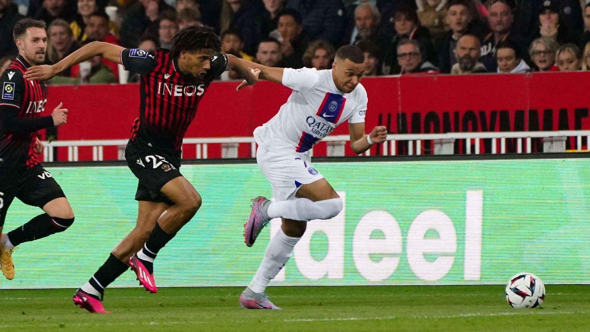 
                <strong>Jean-Clair Todibo (OGC Nizza)</strong><br>
                In seiner jungen Karriere hat Jean-Clair Todibo schon einiges erlebt. Wechsel zum FC Barcelona, Leihgeschäfte nach Schalke und zu Benfica Lissabon, schließlich der Wechsel nach Nizza. Dort fasste er endlich Fuß und konnte neben dem früheren Bundesligaprofi Dante reifen. Inzwischen steht der Innenverteidiger bei vielen Klubs hoch im Kurs, darunter auch PSG. Laut "AS" sieht vor allem Luis Campos, der für die Kaderplanung zuständige Berater der Pariser, große Qualitäten in Todibo.
              