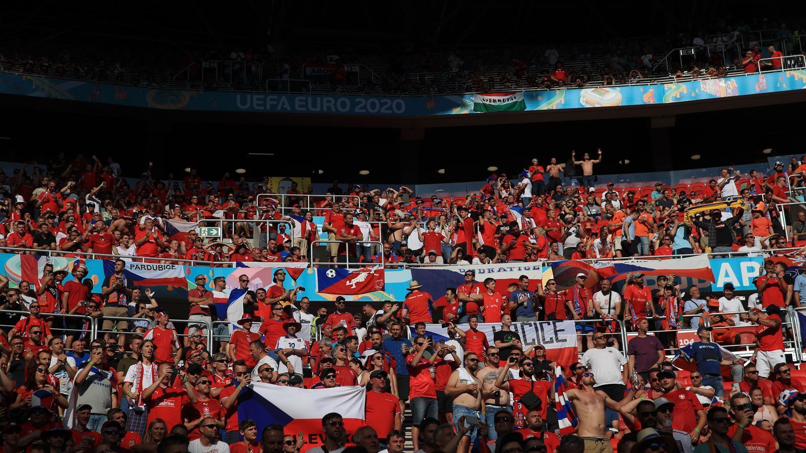 
                <strong>Auch Tschechen vor Ort</strong><br>
                Zwar dürfte die Mehrheit der Menschen vor Ort der Niederlande die Daumen drücken, ganz ohne Fans muss die tschechische Nationalmannschaft aber natürlich nicht auskommen.
              