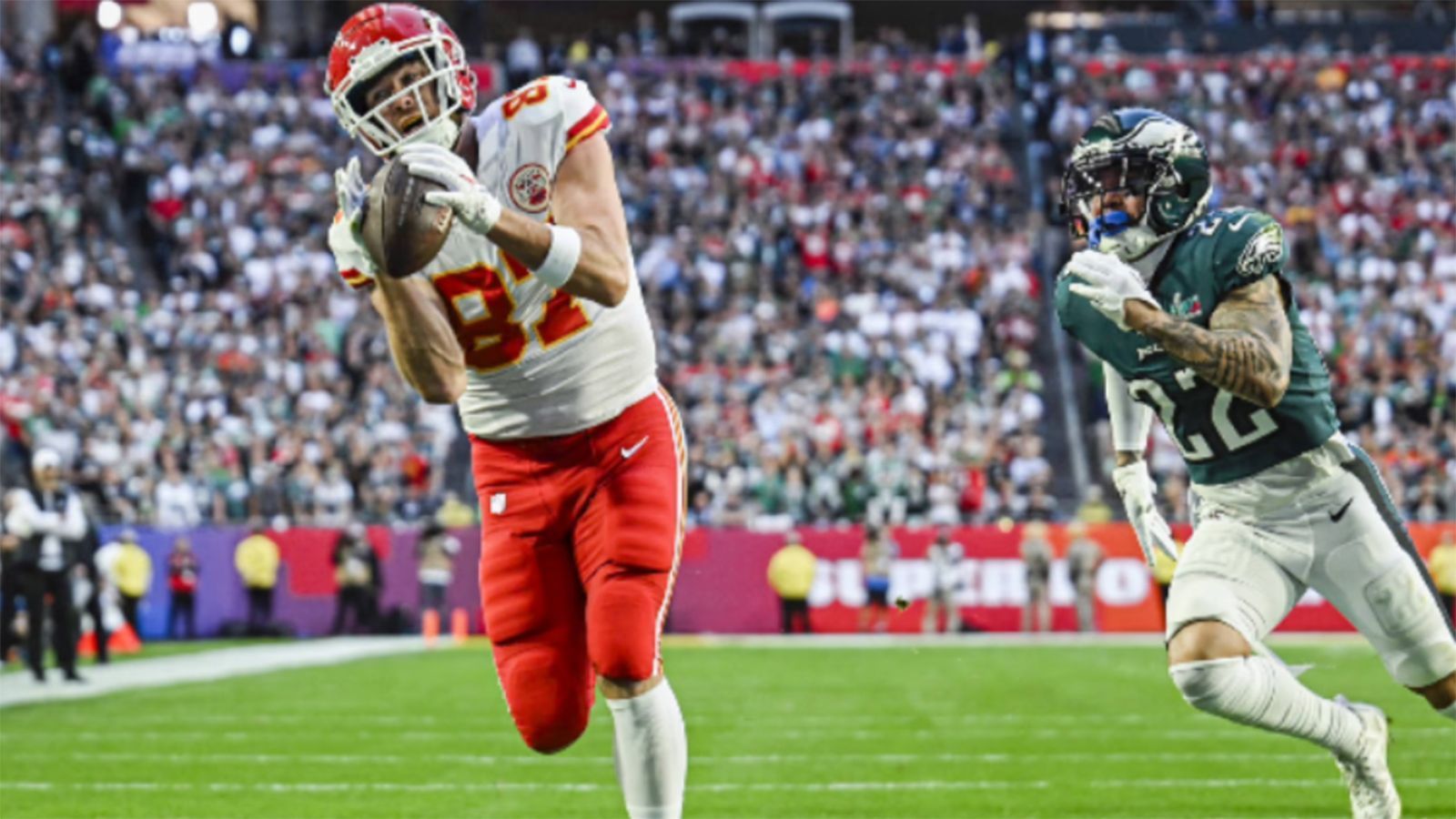 
                <strong>Gewinner: Travis Kelce</strong><br>
                Es war eines DER Themen schlechthin vor dem Endspiel der Saison 2022: der "Kelce Bowl". Auf der einen Seite Travis Kelce, Tight End bei den Chiefs, auf der anderen Seite Jason Kelce, Center bei den Eagles. Welcher der beiden würde das erste aktive Bruder-Duell der Super-Bowl-Geschichte für sich entscheiden? Welcher der beiden darf sich bald seinen zweiten Meisterring anstecken? Die Antwort: Travis Kelce. Der Tight End zeigte wieder einmal, wie wichtig er für seinen Quarterback Patrick Mahomes ist. Sechs Catches für 81 Yards und einen Touchdown steuerte er zum Titelgewinn bei.
              