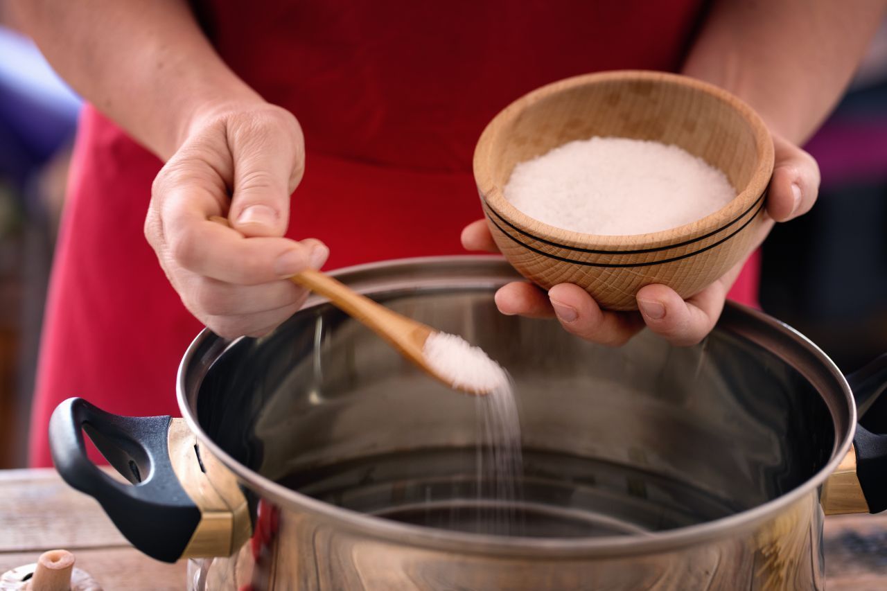 Eine Meersalz-Spülung befreit die Nase. Am besten klappt sie mit einer Nasendusche aus der Apotheke. Wichtig: Löse genau 0,9 Gramm Meersalz (zwei gestrichene Teelöffel) in 100 Milliliter Wasser auf. Diese "isotone Lösung" entspricht der Salzkonzentration unserer Körper-Flüssigkeiten und reizt die Schleimhäute nicht.