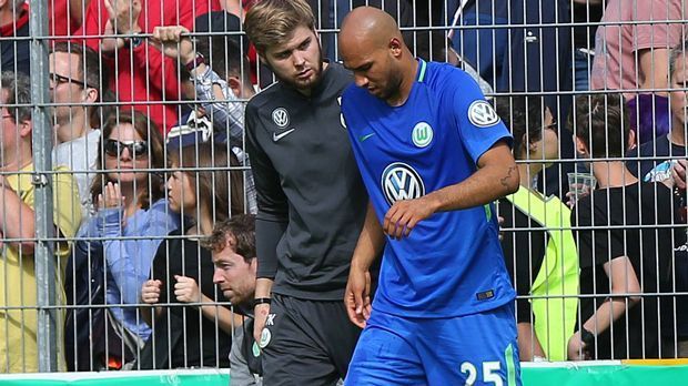 
                <strong>John Anthony Brooks (VfL Wolfsburg)</strong><br>
                Eigentlich sollte Neuzugang John Anthony Brooks beim VfL Wolfsburg die Rolle des Abwehrchefs übernehmen. Doch aus diesem Plan wird in den nächsten Monaten erst einmal nichts. Der 24-Jährige zog sich nämlich einen Sehnenanriss im rechten vorderen Oberschenkel zu und wird dadurch voraussichtlich rund drei Monate ausfallen. Brooks erlitt die Verletzung beim 1:0-Sieg im DFB-Pokal bei Eintracht Norderstedt.
              