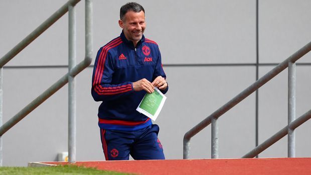 
                <strong>Ryan Giggs</strong><br>
                Ryan Giggs: Nach 29 Jahren bei Manchester United hat der Waliser erst kürzlich seinen Abschied aus dem Old Trafford bekanntgegeben - angeblich, weil er nicht mit dem neuen Coach Jose Mourinho zusammenarbeiten will. Und nun kehrt der 42-Jährige wieder auf das Spielfeld zurück. Er wird in der Premier Futsal League für Mumbai an den Start gehen.
              