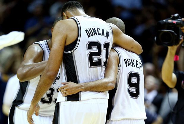 
                <strong>NBA-Finals: Hitzeschlacht in San Antonio</strong><br>
                Die Spurs-Altmeister Tim Duncan (l.) und Tony Parker liegen sich in den Armen. Sie sind ihrem vierten gemeinsamen Meistertitel nach 2003, 2005 und 2007 einen Schritt näher gekommen.
              