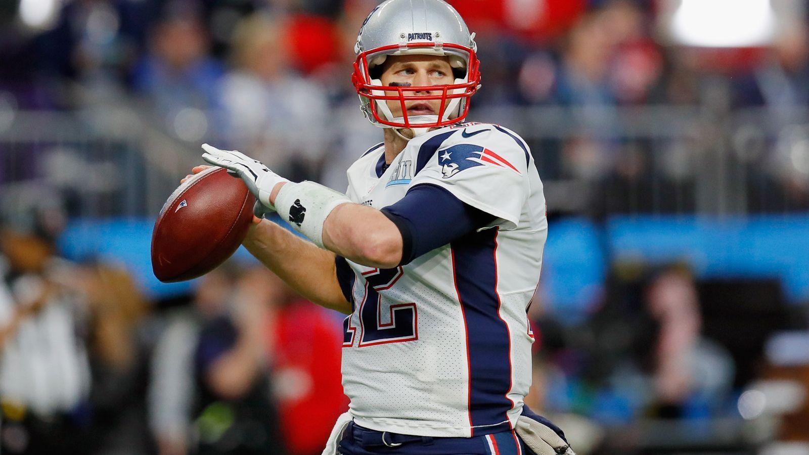 
                <strong>Platz 2: Tom Brady, 232 Siege</strong><br>
                Team: New England PatriotsZur Abwechslung mal eine NFL-Statistik, bei der Tom Brady nicht ganz oben steht. Doch selbst wenn der "GOAT" diesen Rekord am Ende seiner Karriere nicht halten sollte, wird er es verschmerzen können. Fünf Super-Bowl-Siege, vier Super-Bowl-MVPs und drei Regular-Season-MVPs sprechen für sich. Dazu wurde er dreimal ins First Team All-Pro berufen und hält zahlreiche Pass-Rekorde. Vor ihm steht ausgerechnet ein ehemaliger Teamkollege, der für viele dieser Erfolge mitverantwortlich war...
              