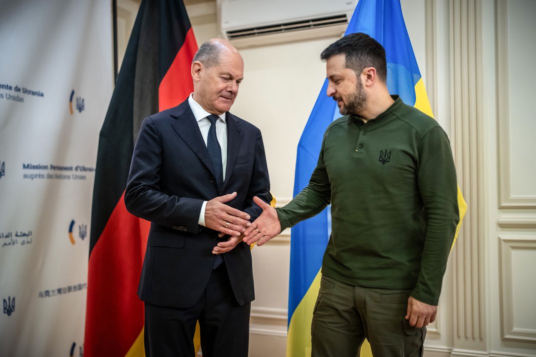 Bundeskanzler Olaf Scholz, SPD, sichert Wolodymyr Selenskyj (r.), Präsident der Ukraine, Unterstützung zu (Archivbild).