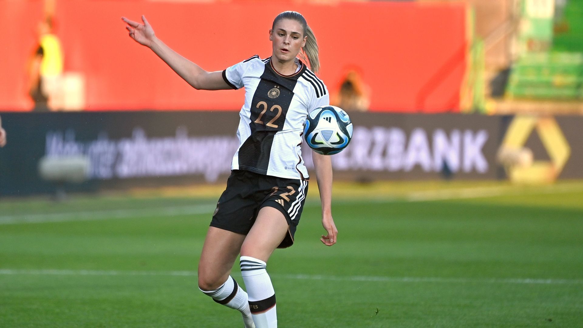 
                <strong>Jule Brand</strong><br>
                &#x2022; <strong>Position: </strong>Mittelfeld/Angriff<br>&#x2022; <strong>Verein: </strong>VfL Wolfsburg<br>&#x2022; <strong>Trikotnummer: </strong><br>&#x2022; <strong>Alter: </strong><br>&#x2022; <strong>Länderspiele: </strong><br>&#x2022; <strong>Länderspiel-Tore: </strong><br>
              