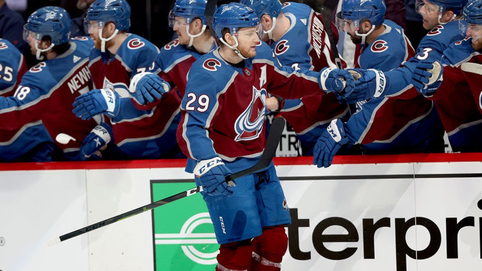 
                <strong>Platz 2: Colorado Avalanche</strong><br>
                Die Avalanche hat ebenfalls eine lange Durststrecke hinter sich. Erstmals seit dem Jahre 2002 steht die Franchise aus Denver wieder in einem Conference Finale. Das Team von Headcoach Jared Bednar befindet sich in herausragender Form, war in der regulären Saison die Nummer 1 im Westen, bezwang in der 1. Playoff-Runde die Nashville Predators glatt mit 4:0-Siegen und setzte sich auch gegen die St. Louis Blues (4:2) durch. Die Unterschieds-Spieler bei Colorado sind Cale Makar und Nathan MacKinnon (Foto), der mit acht Treffern einer der treffsichersten Profis der Playoffs ist.
              