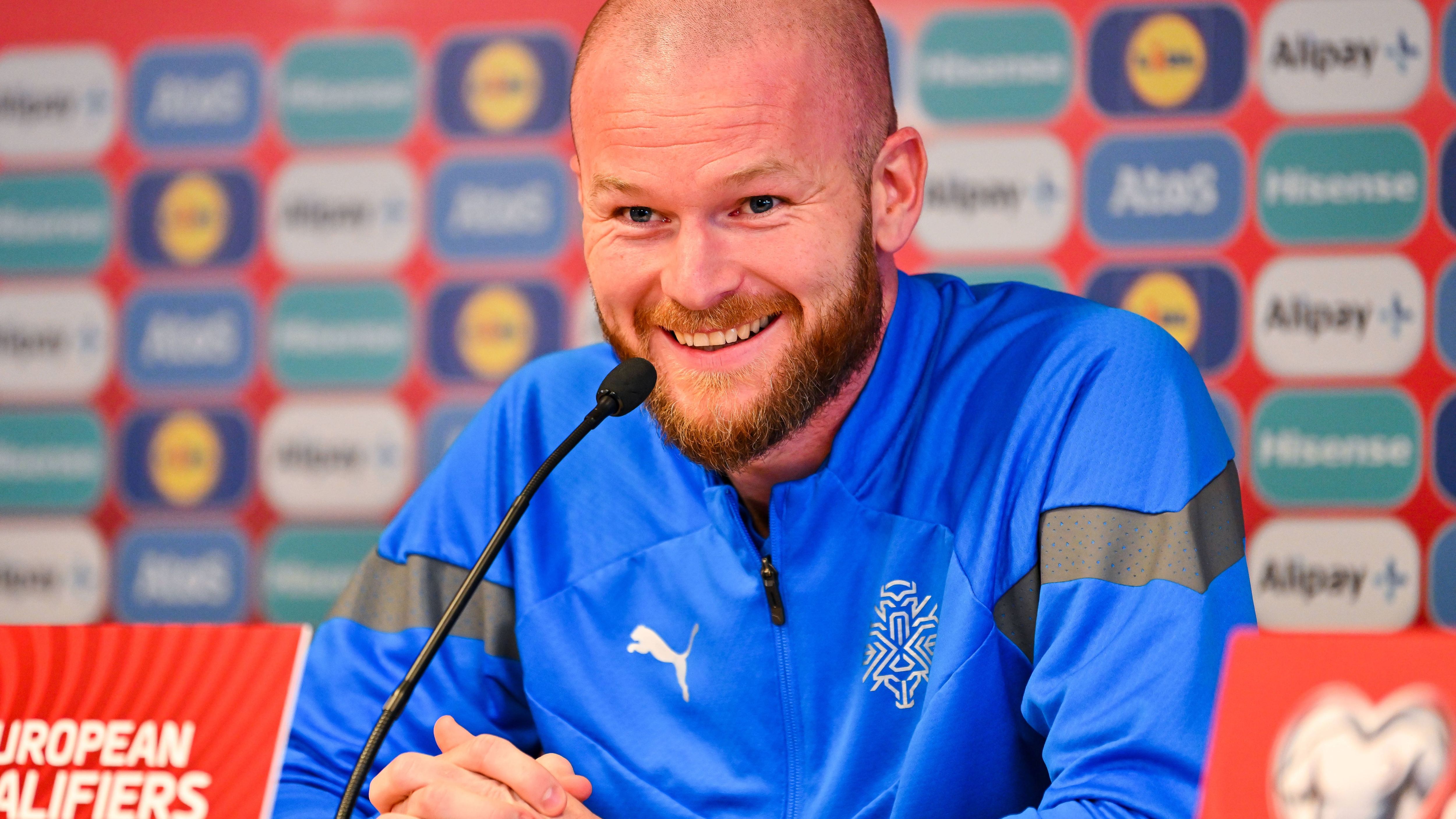 <strong>Aron Gunnarsson</strong><br>Der isländische Fußballstar hat mit einem ungewöhnlichen Investment für die Zeit nach dem Fußball vorgesorgt. Der Sportler investierte 2017 in ein Bier-Spa und sicherte sich zehn Prozent der Anteile. Im Bier-Spa werden verschiedene Therapien angeboten, wie etwa ein 25-minütiges Bad in Bier, wozu den Gästen "überraschenderweise" auch noch Bier zum Trinken serviert wird.