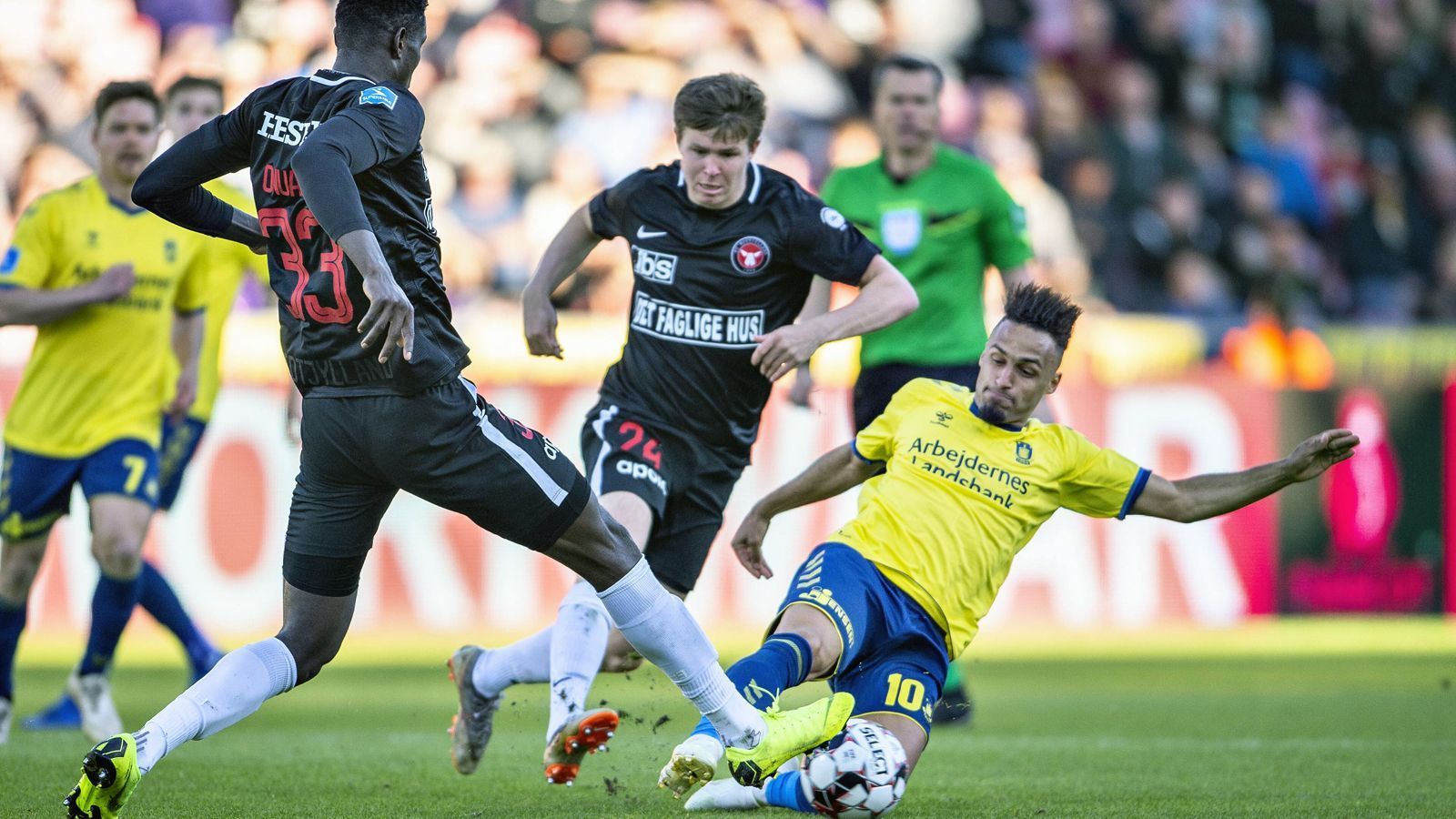 
                <strong>Dänemark</strong><br>
                Der Meisterzug dürfte für den FC Midtjylland spätestens nach der 1:2-Heimniederlage kürzlich gegen Bröndby abgefahren sein. Nun hat der Klub als Zweiter elf Punkte Rückstand auf den FC Kopenhagen. Doch im dänischen Pokalendspiel kann sich die Elf von Coach Kenneth Andersen zumindest für die Bröndby-Pleite rächen. Dann wartet nämlich am 17. Mai erneut Bröndby Kopenhagen mit dem deutschen Mittelfeldspieler Hany Mukhtar (re.). Neben dem früheren U-Nationalspieler kicken bei Bröndy unter anderem mit Dominik Kaiser (früher RB Leipzig) oder Keeper Marvin Schwäbe (früher Hoffenheim) noch weitere deutsche Profis.
              