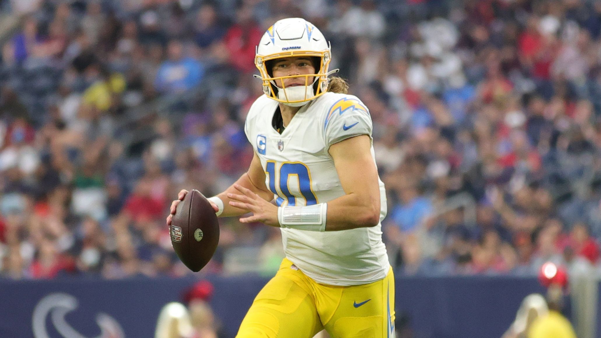 
                <strong>Verlierer: Los Angeles Chargers</strong><br>
                Für die vermutlich größte Überraschung des Spieltages sorgten die Los Angeles Chargers mit ihre Niederlage gegen die Houston Texans. 41 zugelassene Punkte gegen die Texaner sind deutlich zu viel. Und auch die Offense machte zu viele Fehler. Quarterback Justin Herbert brachte zwar 27 von 35 Pässen für 336 Passing Yards an den Mann, warf aber nur einen Touchdown-Pass und leistete sich zwei Interceptions. Nach dem Statement-Sieg gegen die Bengals und der starken Leistung trotz Overtime-Pleite gegen die Kansas City Chiefs bangt man plötzlich wieder um die Playoffs. Den letzten verbleibenden Platz für die Postseason in der AFC schnappten den Chargers zumindest vorläufig die Miami Dolphins aufgrund der Tie-Breaker-Regelung weg.
              