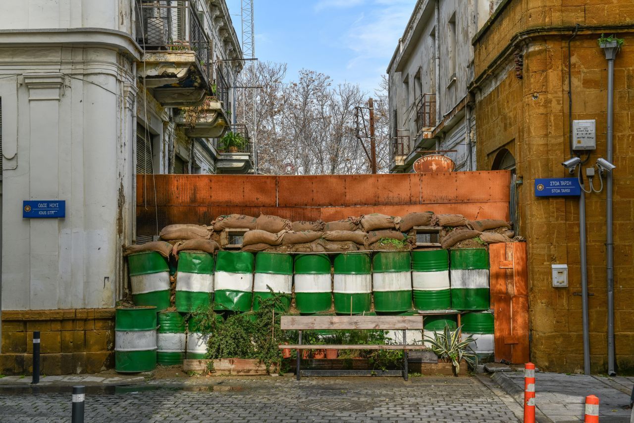 Die Grenze verläuft sogar durch Zyperns Hauptstadt Nikosia. In der Ledra-Straße gibt es einen Grenzübergang, der es ermöglicht, beide Inselteile zu besuchen.