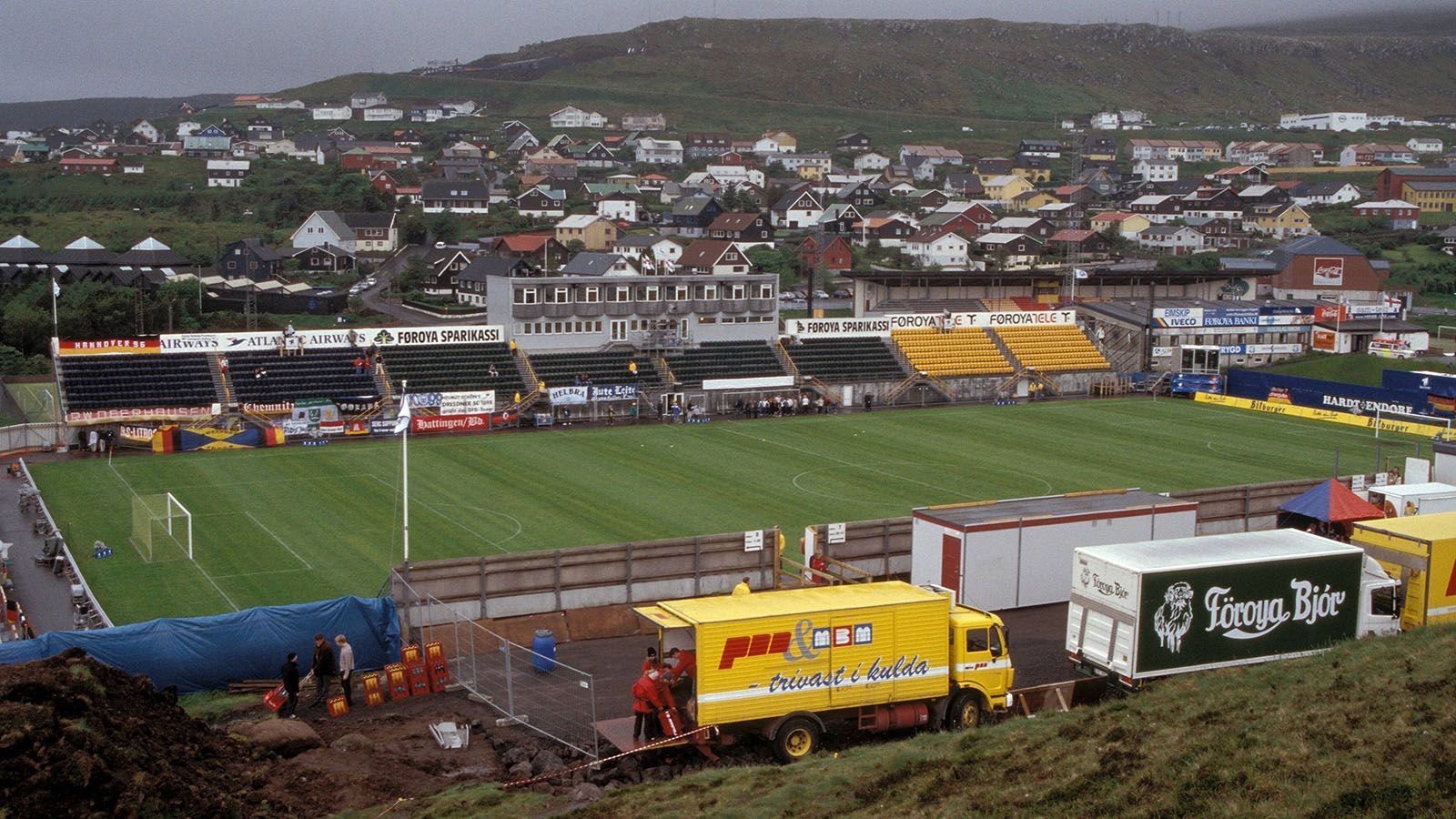 
                <strong>Torsvollur Stadium (Faröer)</strong><br>
                Wir springen auf die Faröer Inseln, wo das Torsvollur Stadium steht. Knapp 7.000 Menschen finden hier Platz. Es wird vor allem für die internationalen Spiele des kleinen UEFA-Landes genutzt. Im Stadion finden die Zuschauer einen sehr schönen Blick über die gesamte Insel vor.
              