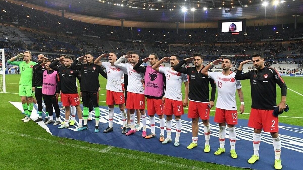 Militärgruß: UEFA-Inspektor soll Vorfälle untersuchen