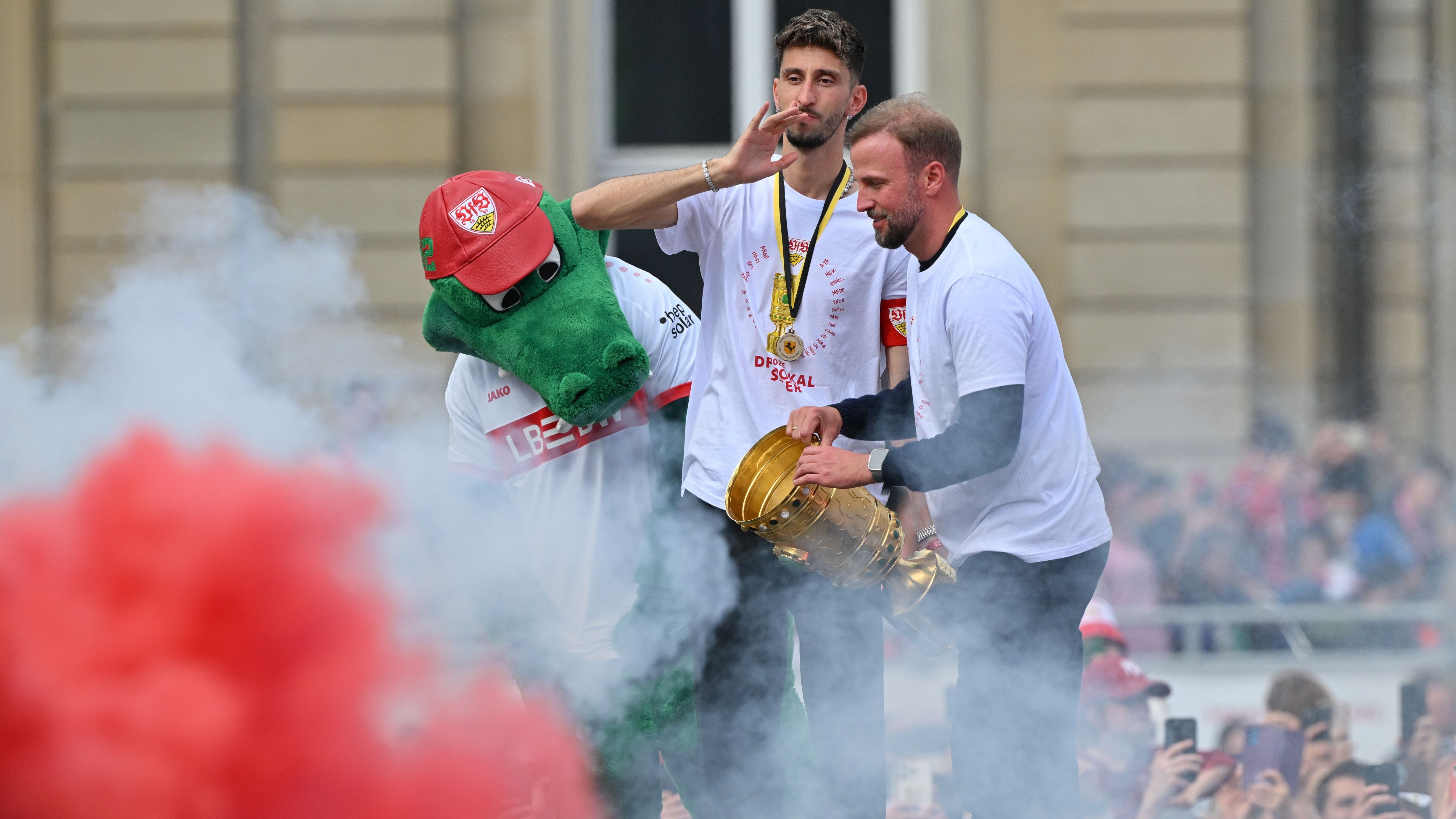 <strong>Atakan Karazor (VfB Stuttgart)</strong><br>... keinen konkreten Vorstoß wegen Karazor beim VfB gemacht haben. Der Vertrag des Sechsers läuft noch bis zum Sommer 2028. Ihn wie auch Nebenmann Stiller würden die Schwaben wohl allzu gerne halten, haben aber dem Bericht nach eine Schmerzgrenze, ab der ein Verkauf denkbar erscheinen dürfte.