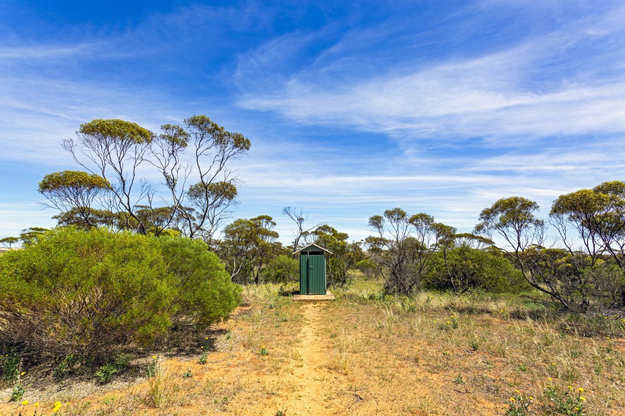 Mitten im australischen Outback wirkt diese Ökotoilette eher verloren. 