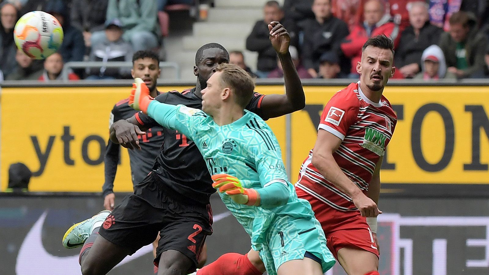 
                <strong>Manuel Neuer</strong><br>
                Der Bayern-Kapitän feiert seinen 473. Bundesliga-Einsatz und zieht damit mit Vereinslegende Sepp Maier gleich. Auf dem Posten bei Direktabnahme von Florian Niederlechner (24.), beim 0:1 durch Berisha (59.) chancenlos. Ansonsten angesichts erneut über 70 Prozent Ballbesitz seines Teams wenig gefordert. Pech, als er in Nachspielzeit mit nach vorne geht, mit seinem Kopfball aber an Gikiewicz scheitert (93.) ran-Note: 3
              