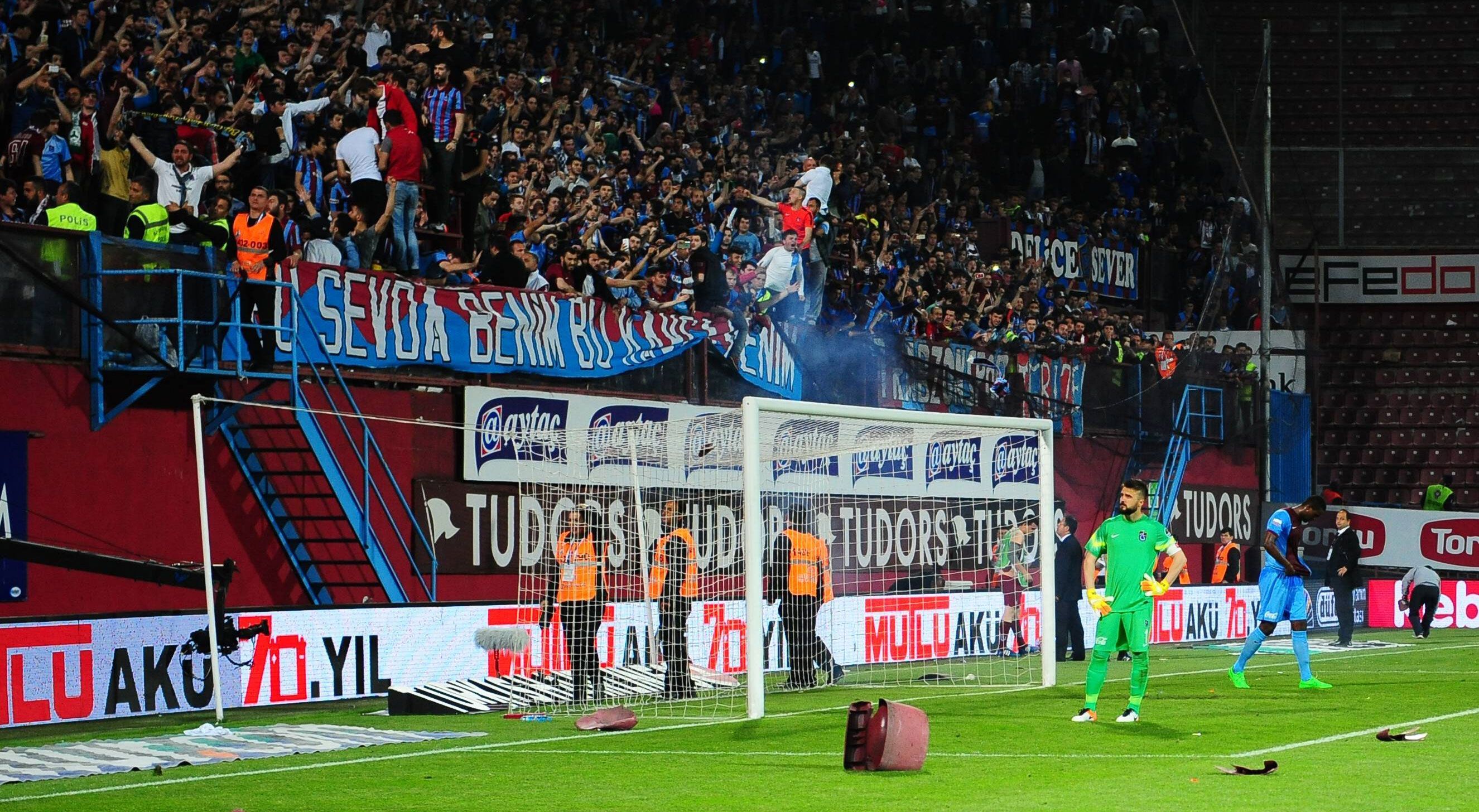 
                <strong>Trabzonspor gegen Fenerbahce</strong><br>
                Doch auf den Rängen eskaliert die Situation in den Schlussminuten. Die Trabzonspor-Anhänger durchbrechen eine Absperrung und demolieren das Stadion.
              