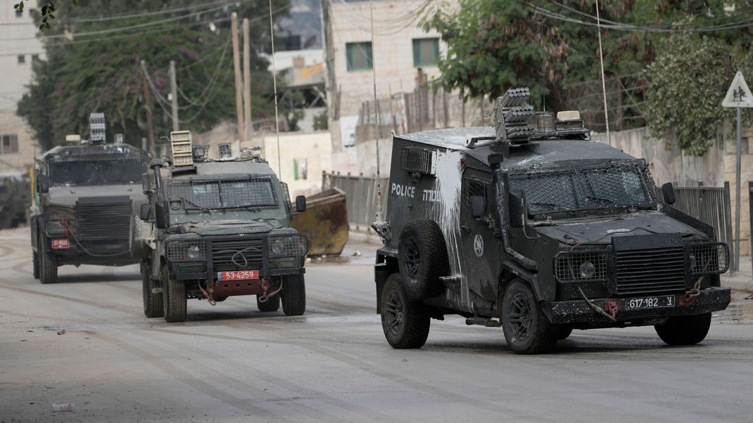 Israelische Panzerfahrzeuge bewegen sich auf einer Straße während einer Militäroperation im Westjordanland. Das israelische Militär geht im Westjordanland erneut gegen militante Palästinenser vor.&nbsp;