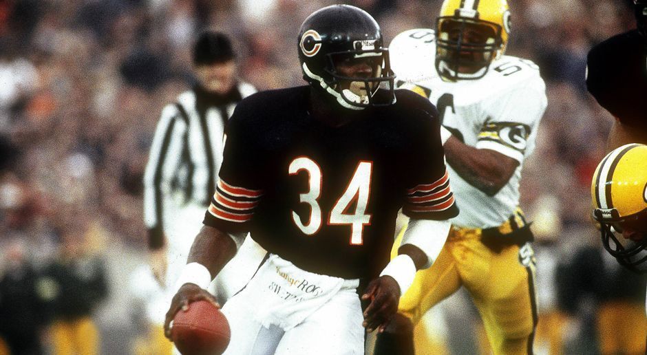 
                <strong>Roman Motzkus</strong><br>
                Platz 4: Walter Payton: "Auch wenn er mit 1,77 Metern nicht der größte Running Back war - seine Schnelligkeit und sein Herz waren riesig. Zusammen mit den Chicago Bears gewann er 1986 den Super Bowl und wurde während seiner Karriere ganze neun Mal in den Pro Bowl gewählt. Am Ende seiner aktiven Zeit (1987) war er mit insgesamt 16.726 Yards der "All-Time-Leader" in Rushing Yards. Noch heute ist er der Zweitbeste in der NFL-Geschichte hinter Emmitt Smith (18.355 Yards). "
              