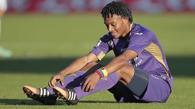 
                <strong>Juan Cuadrado</strong><br>
                Juan Cuadrado: Für den Kolumbianer langte Florenz 2013 mal so richtig in die Tasche, legte angeblich 20 Millionen Euro Ablöse an Udinese Calcio hin. Doch diese Investition sollte sich lohnen, denn bereits im Jahr zuvor überzeugte der Flügelflitzer als Leihspieler in der Toskana. Nur anderthalb Jahre später, im Januar 2015, kassierte wiederum Florenz angeblich 31,5 Millionen Euro von Chelsea für Cuadrado. Bei den Londonern konnte der Flügelspieler aber nie überzeugen. Für Florenz erzielte Cuadrado in 106 Begegnungen 26 Treffer und bereitete 21 Treffer vor. Heute spielt er wieder in Italien, bei Serienmeister Juventus Turin.
              